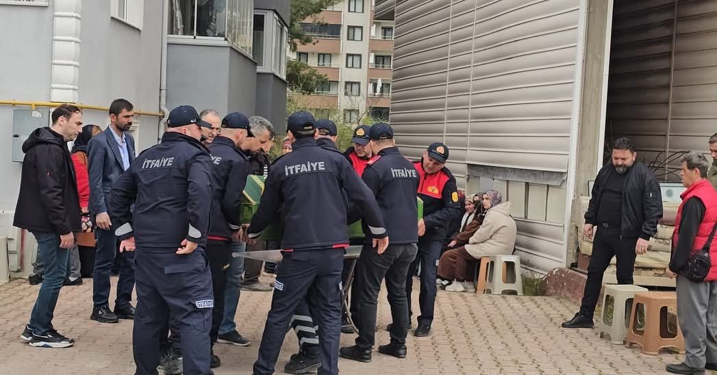 Kastamonu’nun Cide Ilçesinde Emekli Itfaiye Eri Ekrem Ayna, Gözyaşları Ve Dualar Eşliğinde Son Yolculuğuna Uğurlandı (1)