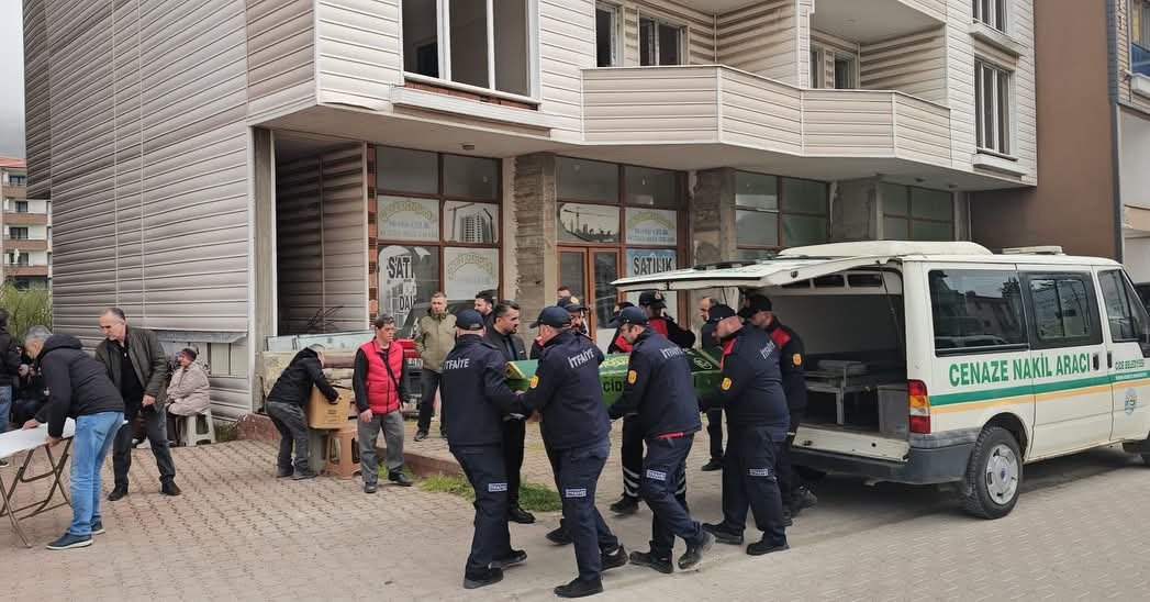 Kastamonu’nun Cide Ilçesinde Emekli Itfaiye Eri Ekrem Ayna, Gözyaşları Ve Dualar Eşliğinde Son Yolculuğuna Uğurlandı (3)