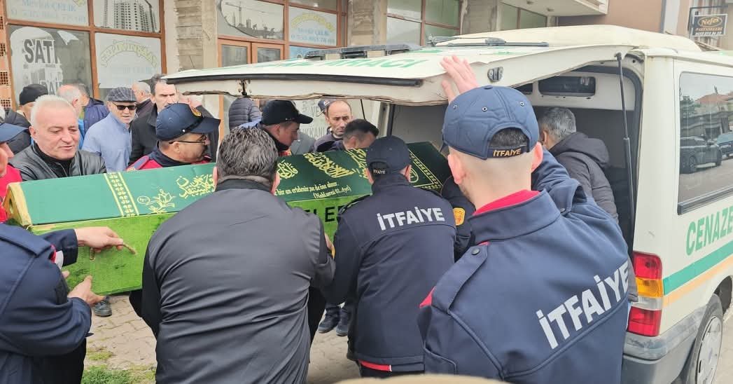 Kastamonu’nun Cide Ilçesinde Emekli Itfaiye Eri Ekrem Ayna, Gözyaşları Ve Dualar Eşliğinde Son Yolculuğuna Uğurlandı (4)