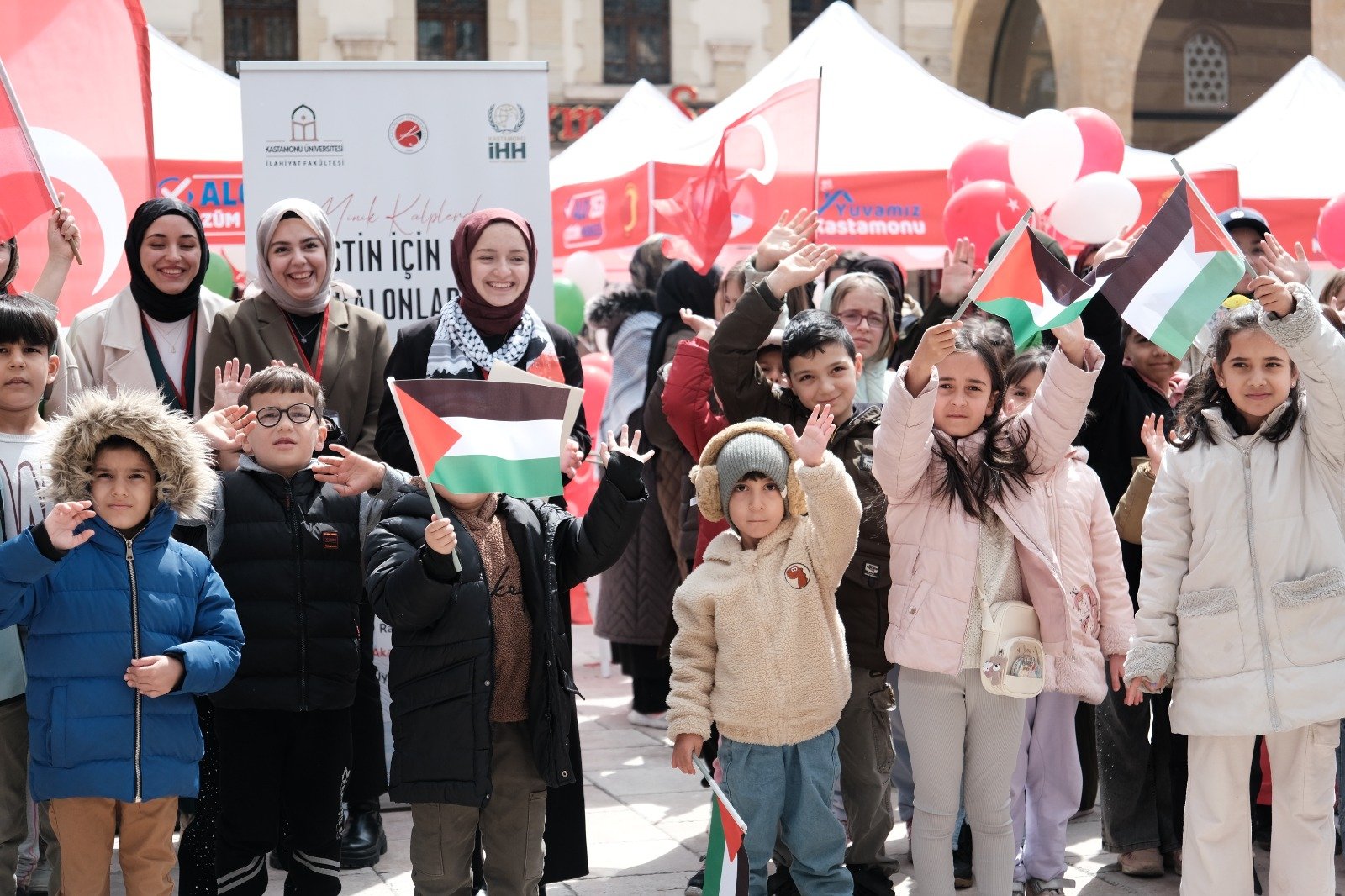 Nasrullah’ta Minik Kalplerden Filistin Için Umut Balonları (1)