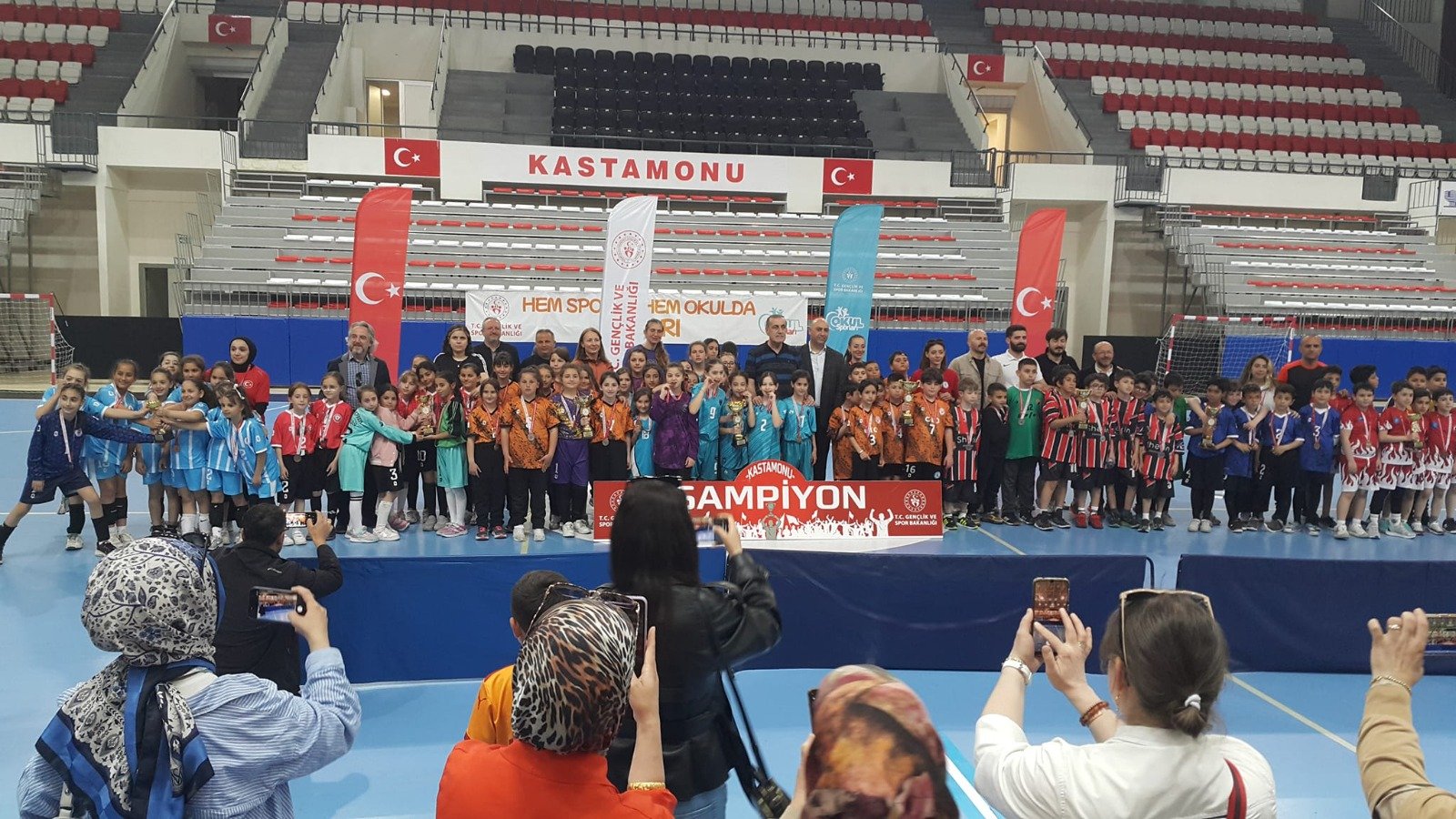 Okullu Minikler Hentbol Müsabakaları Tamamlandı (2)