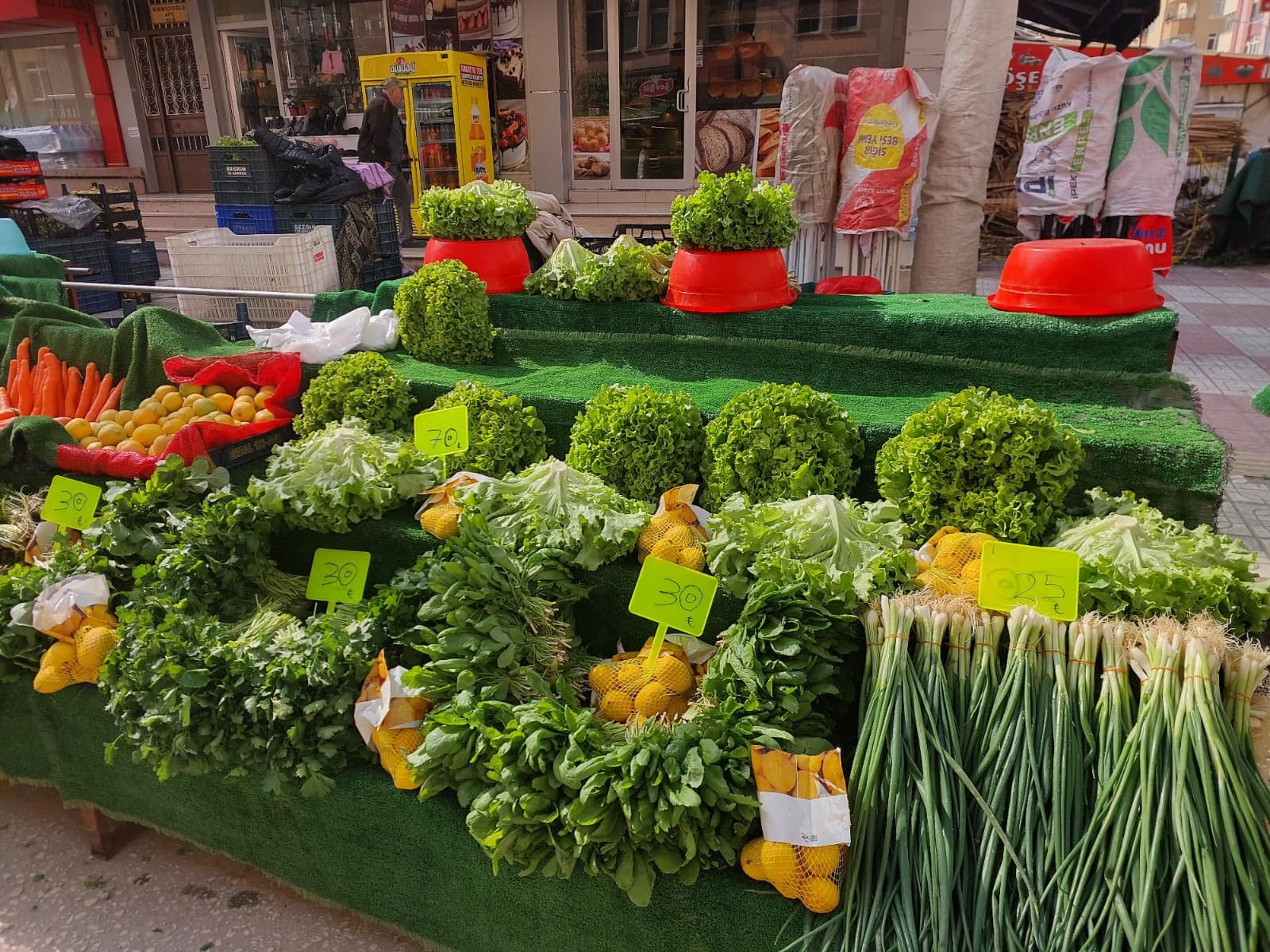 Salı Pazarı’nda Yangın Var! O Ürünler Cep Yakıyor (1)