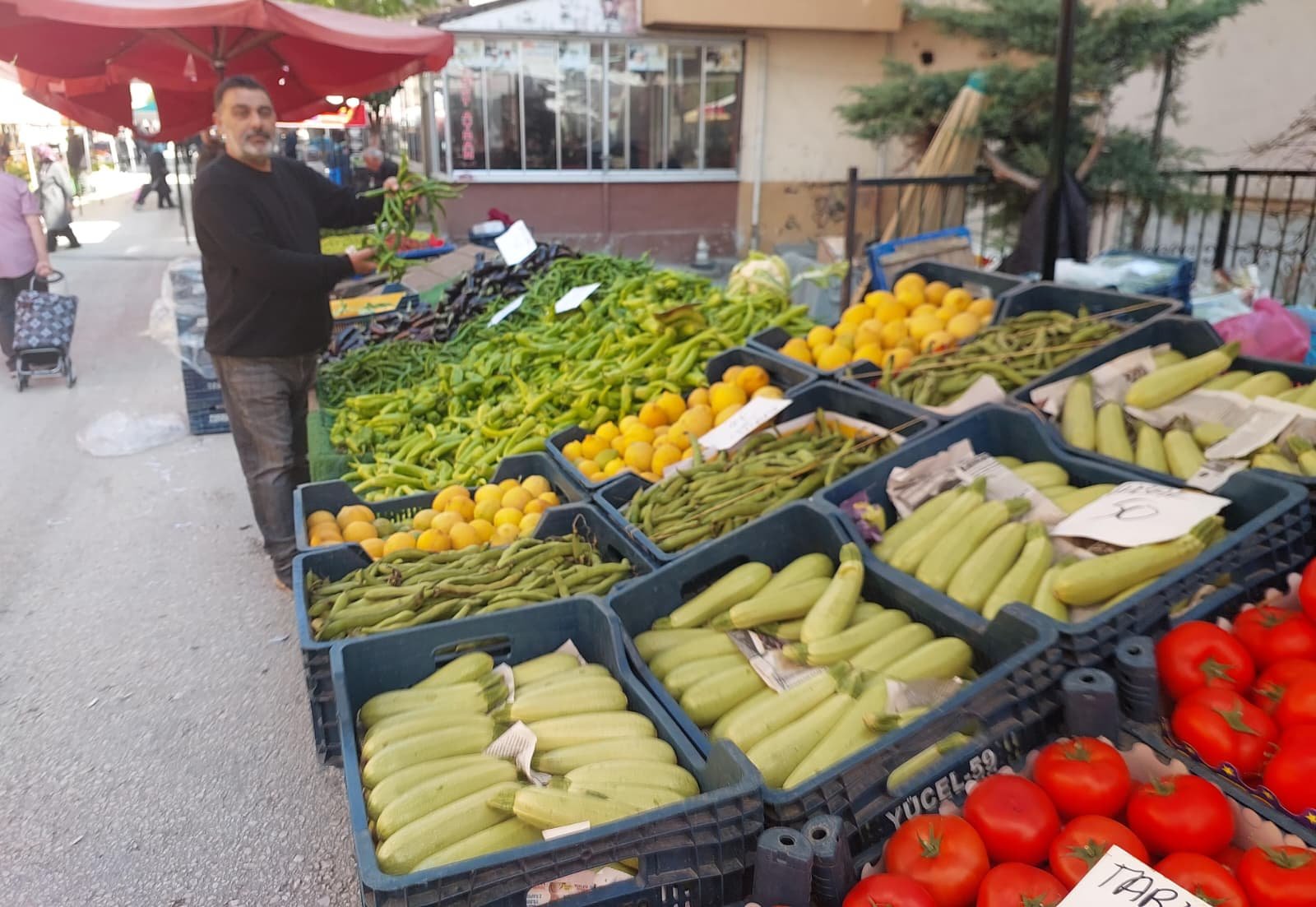 Salı Pazarı’nda Yangın Var! O Ürünler Cep Yakıyor (3)
