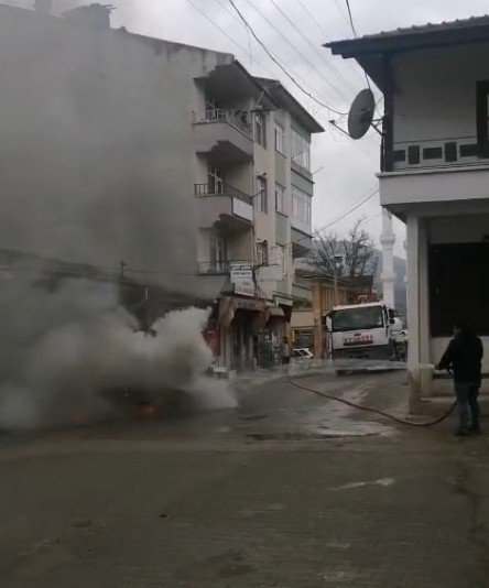 Seyir Halindeki Otomobil Alevler Içinde Kaldı! (2)
