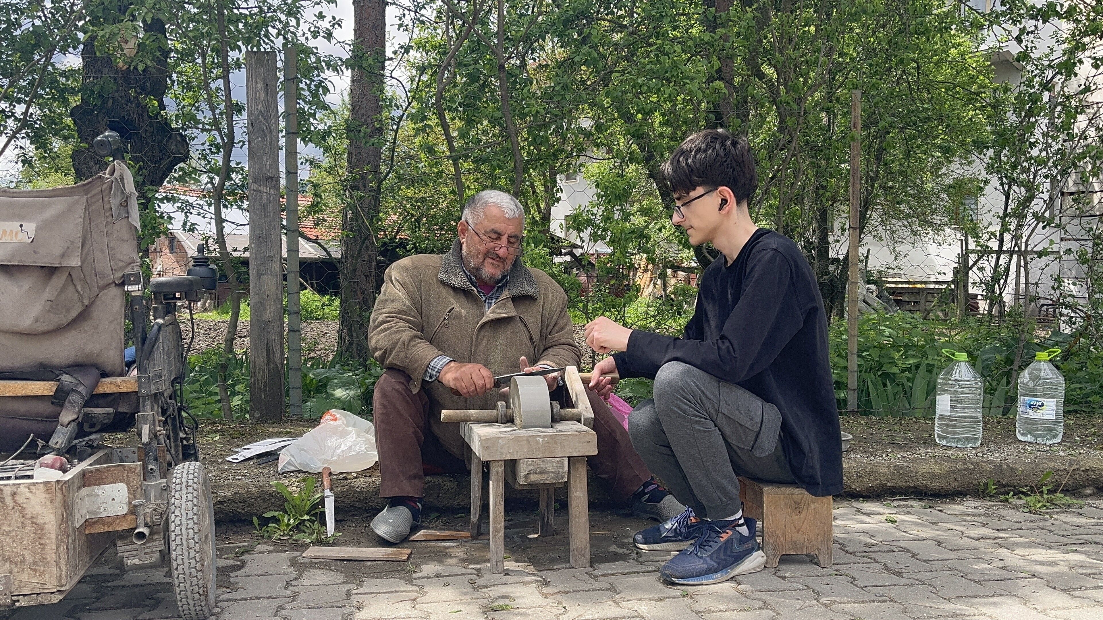 Bedensel Engelli Baba, Oğluyla Aynı Tezgâhta Ekmek Mücadelesi Veriyor (3)