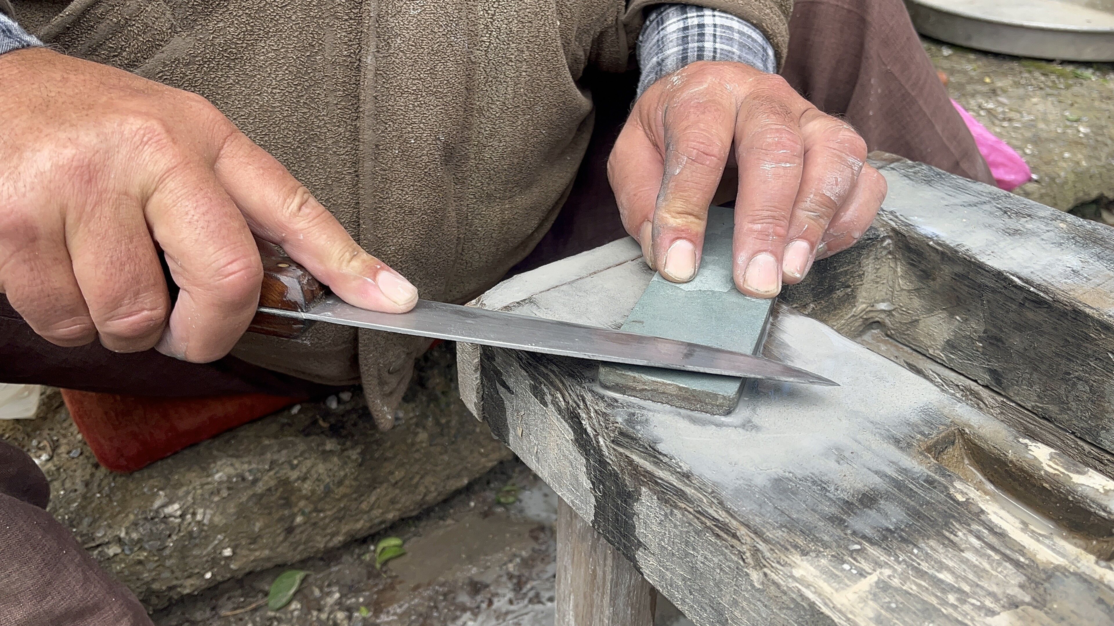 Bedensel Engelli Baba, Oğluyla Aynı Tezgâhta Ekmek Mücadelesi Veriyor (4)
