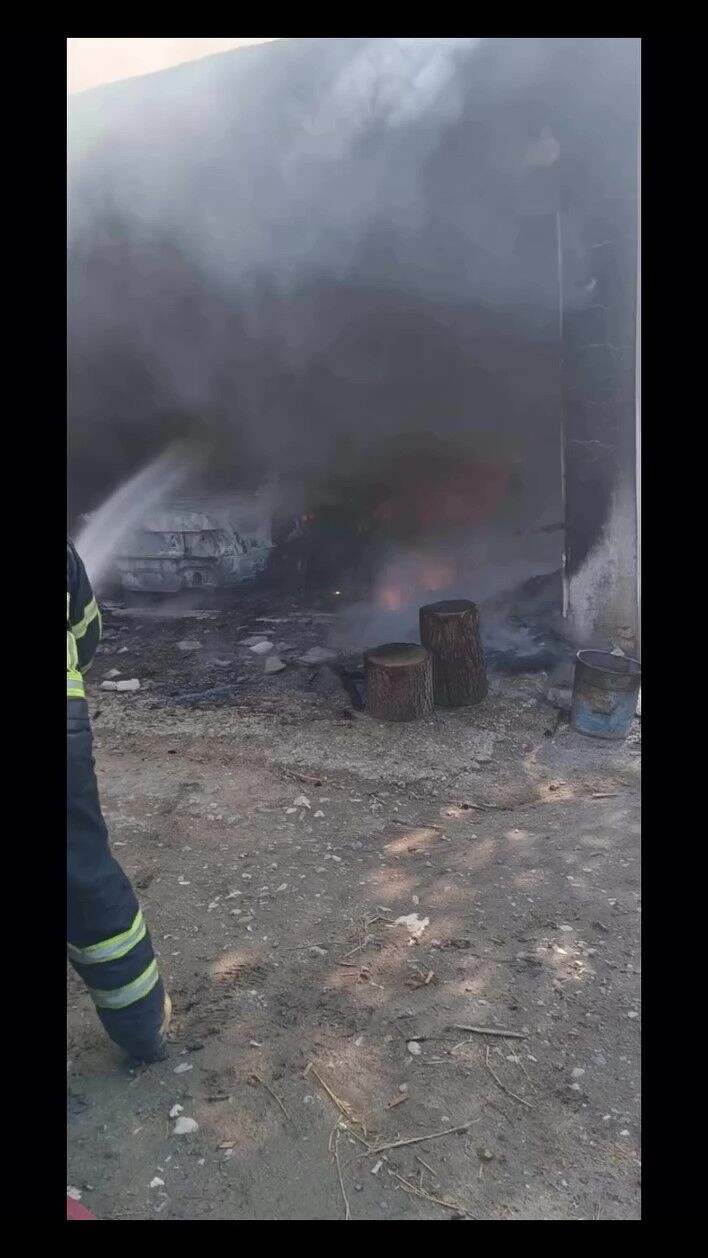 Kastamonu'da Alevler Garajı Sardı, Araç Hurdaya Döndü (2)