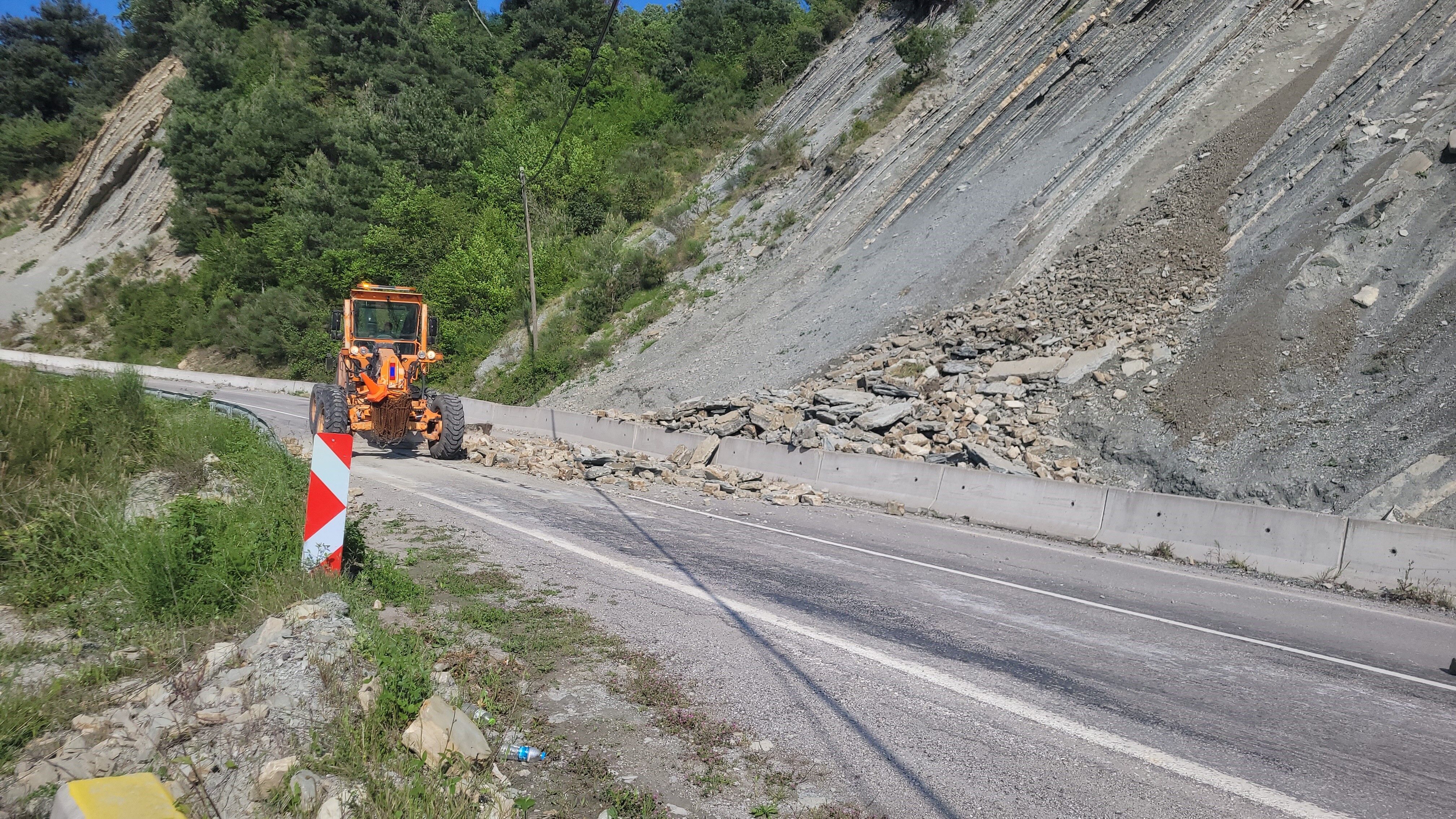 Kastamonu’da Heyelan Yolu Ulaşıma Kapattı (3)
