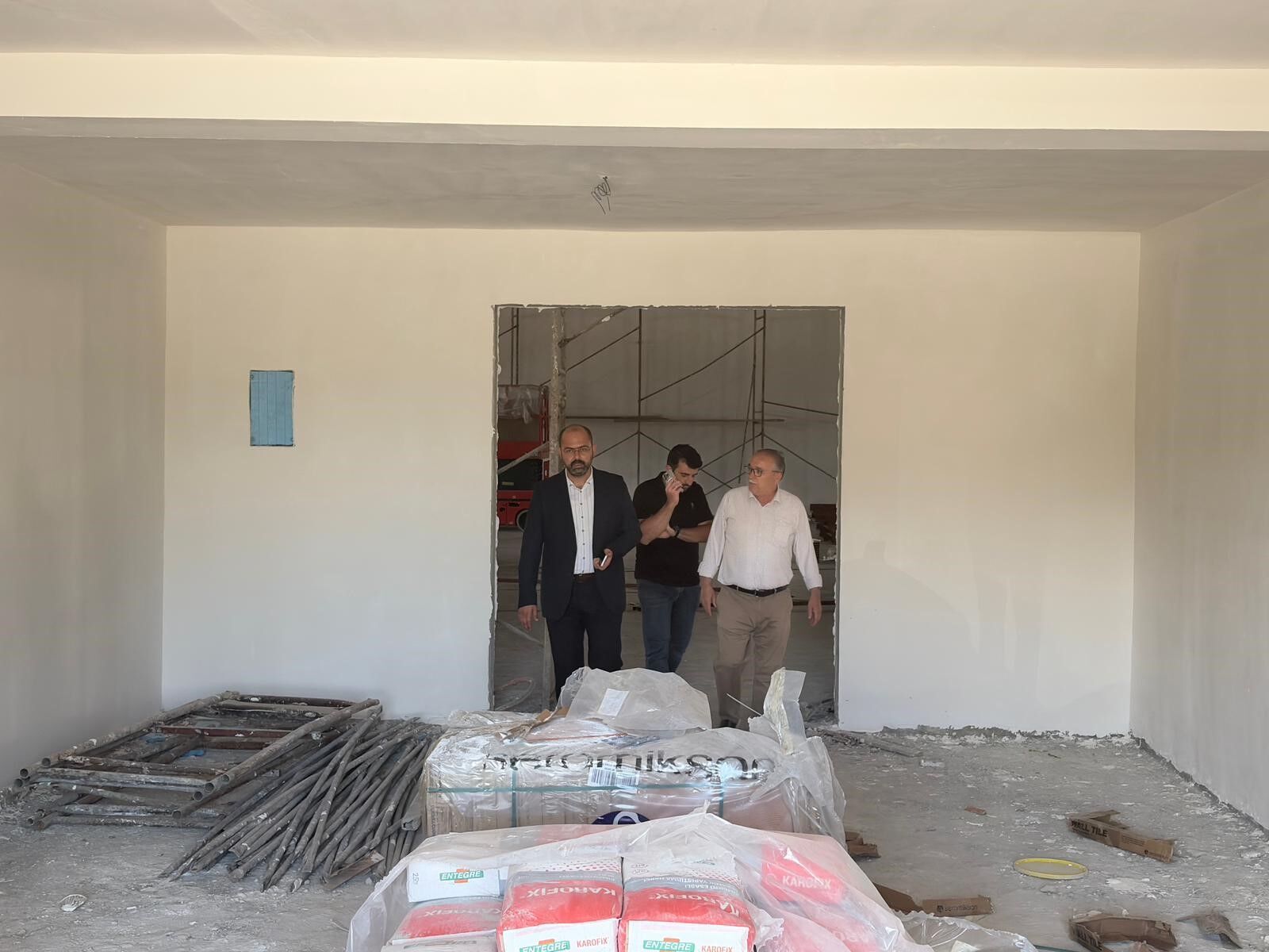 Başkan Kavaklıgil, Tosya Düğün Salonu'daki Çalışmaları Inceledi (2)