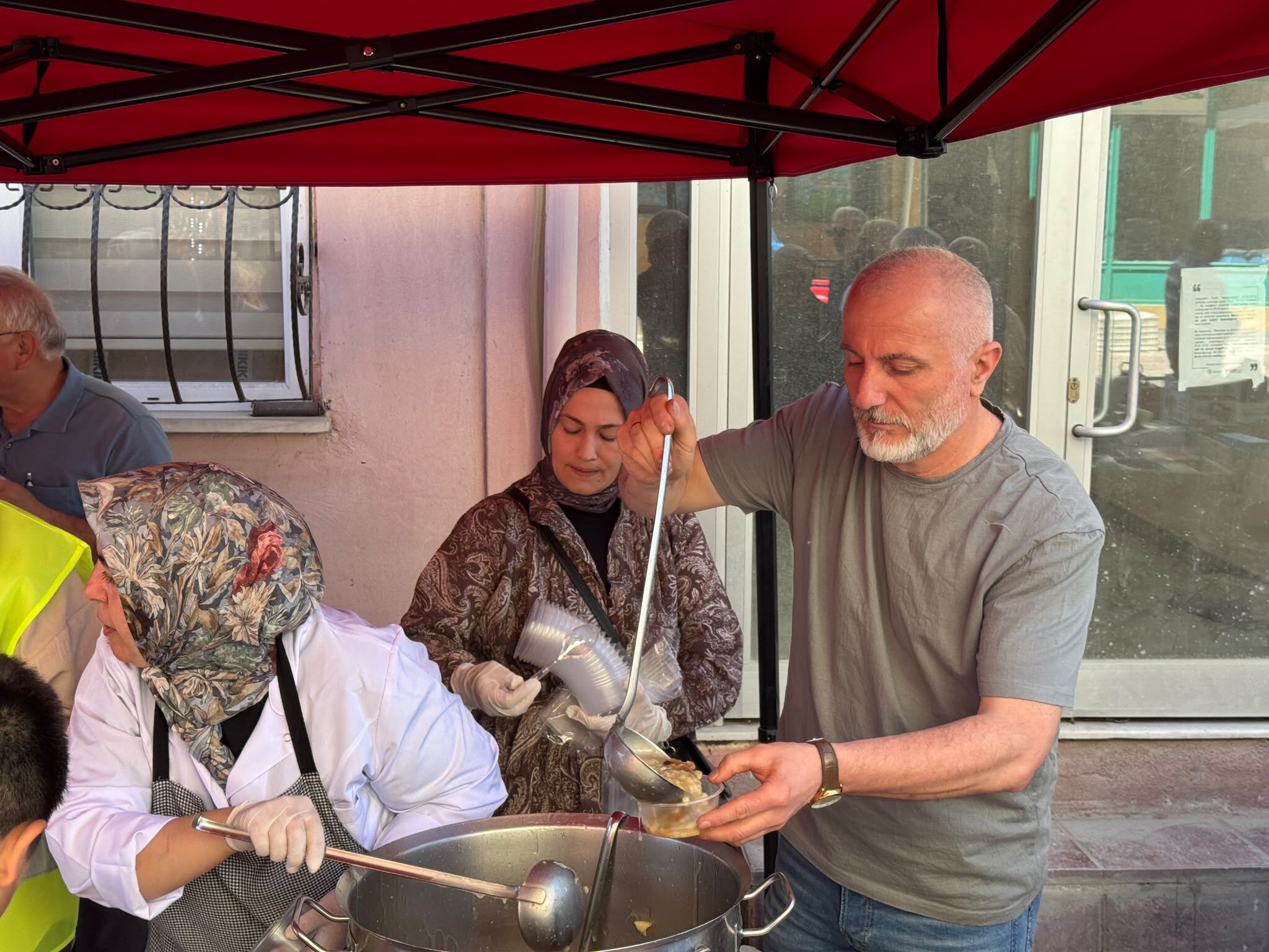 Belediye Başkanı Yamalı’dan Vatandaşa Aşure Ikramı (2)
