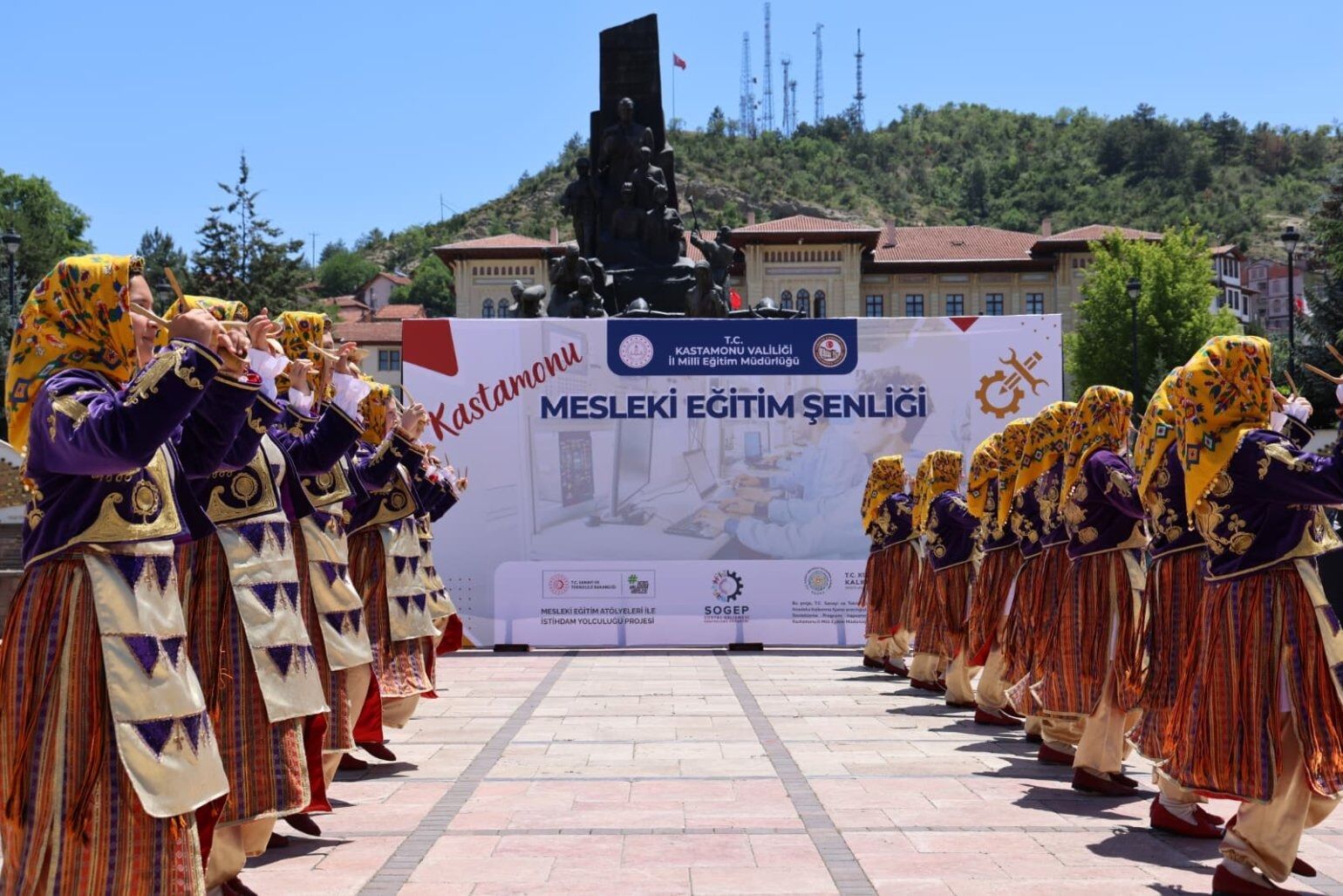 Cumhuriyet Meydanı’nda Mesleki Eğitim Şenliği Düzenlendi 1