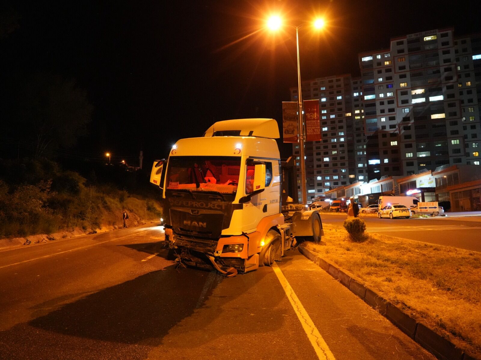 Direksiyon Hakimiyetini Kaybeden Tir Şoförü Kaza Yaptı (2)