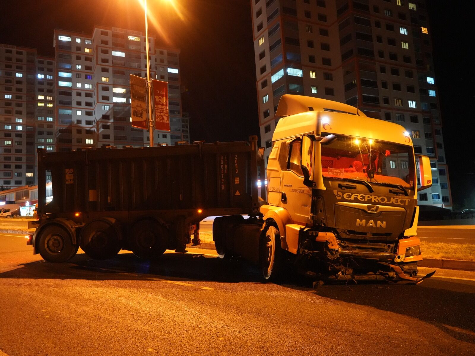 Direksiyon Hakimiyetini Kaybeden Tir Şoförü Kaza Yaptı (3)
