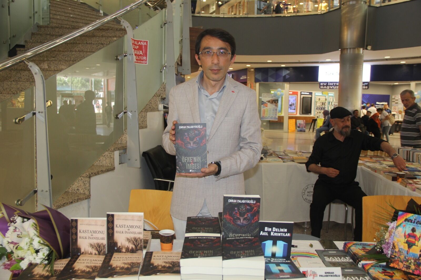 Emrah Palabıyıkoğlu’ndan Barutçuoğlu Avm’de İmza Günü (2)