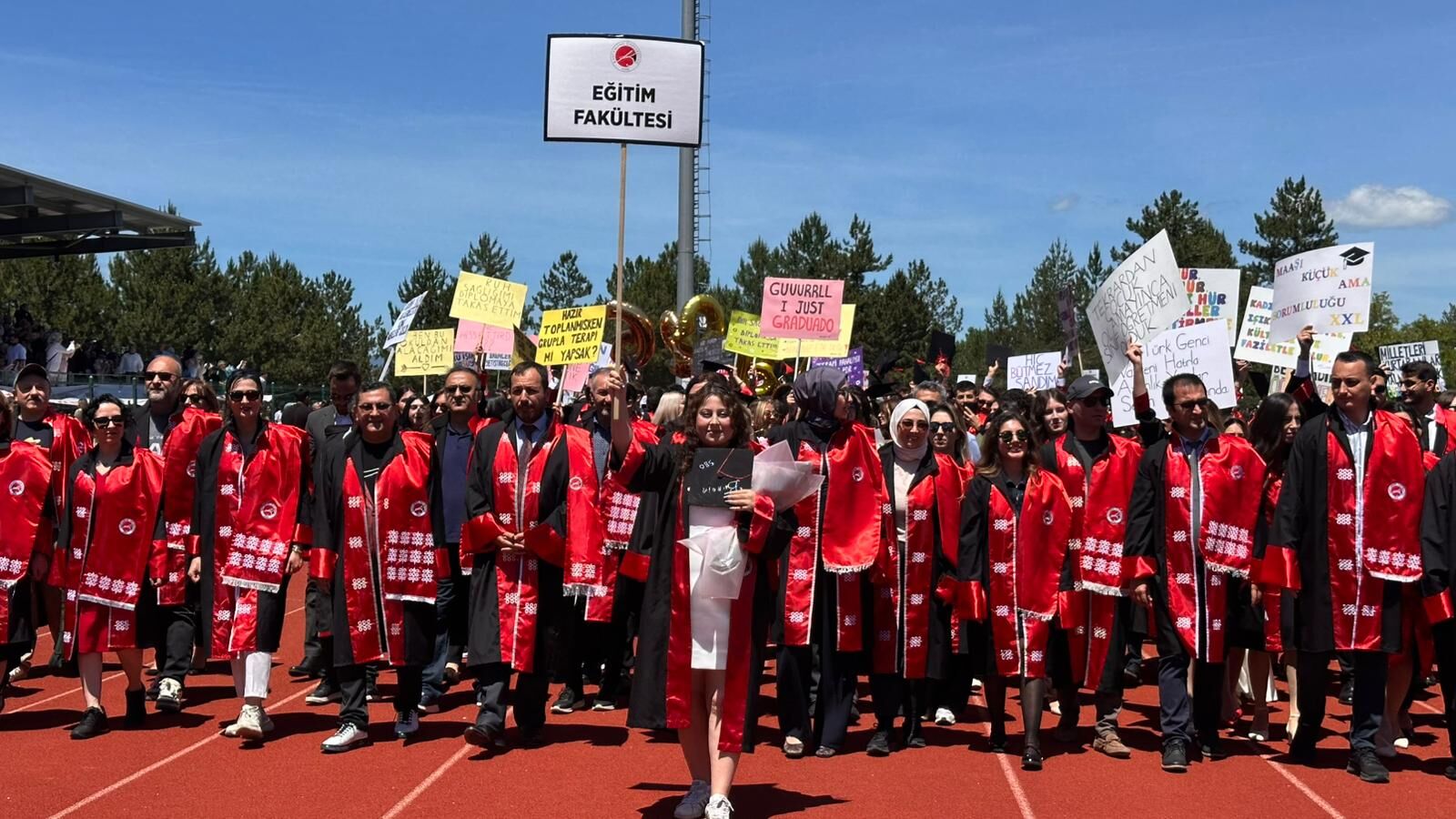 Kastamonu Üniversitesi Mezuniyetinde Öğrenciler Pankartlarla Ses Verdi (1)