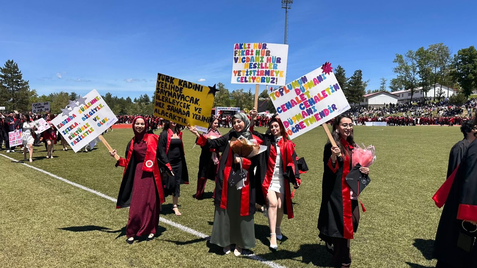 Kastamonu Üniversitesi Mezuniyetinde Öğrenciler Pankartlarla Ses Verdi (3)
