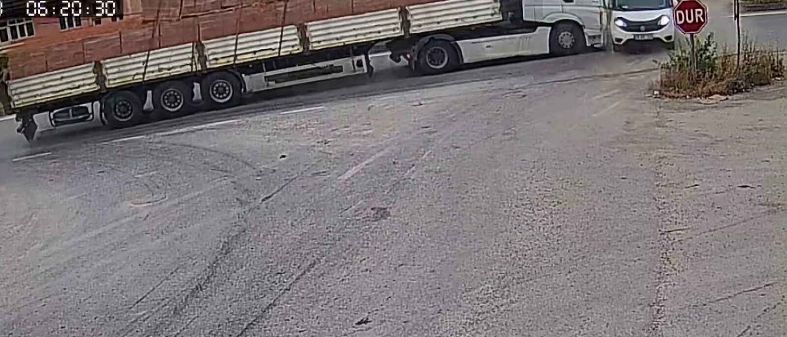 Kastamonu Yolunda Tır Yola Kayan Kamyonete Çarptı (1)-1