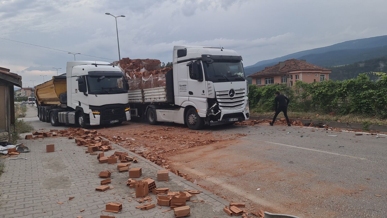 Kastamonu Yolunda Tır Yola Kayan Kamyonete Çarptı (2)-1