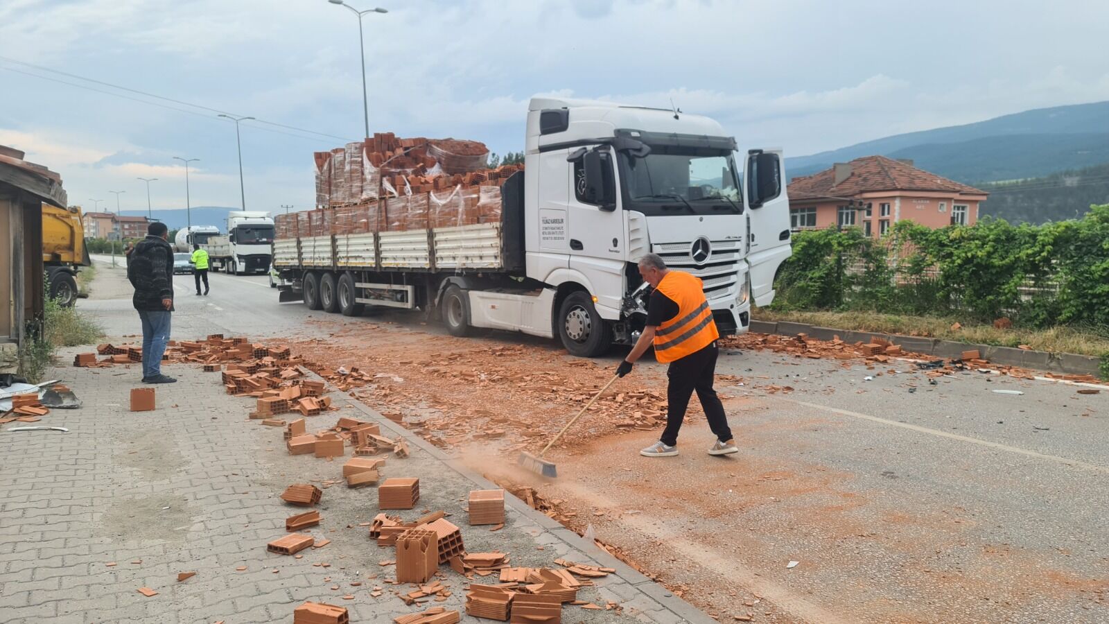 Kastamonu Yolunda Tır Yola Kayan Kamyonete Çarptı (3)-1