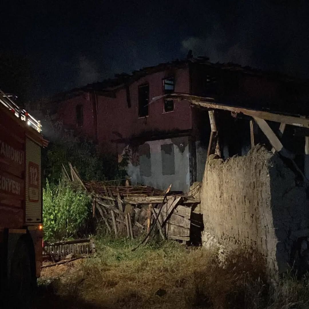 Kastamonu’da Ahşap Evi Alevler Sardı! (1)