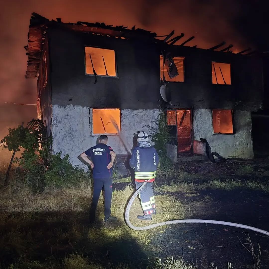 Kastamonu’da Ahşap Evi Alevler Sardı! (3)