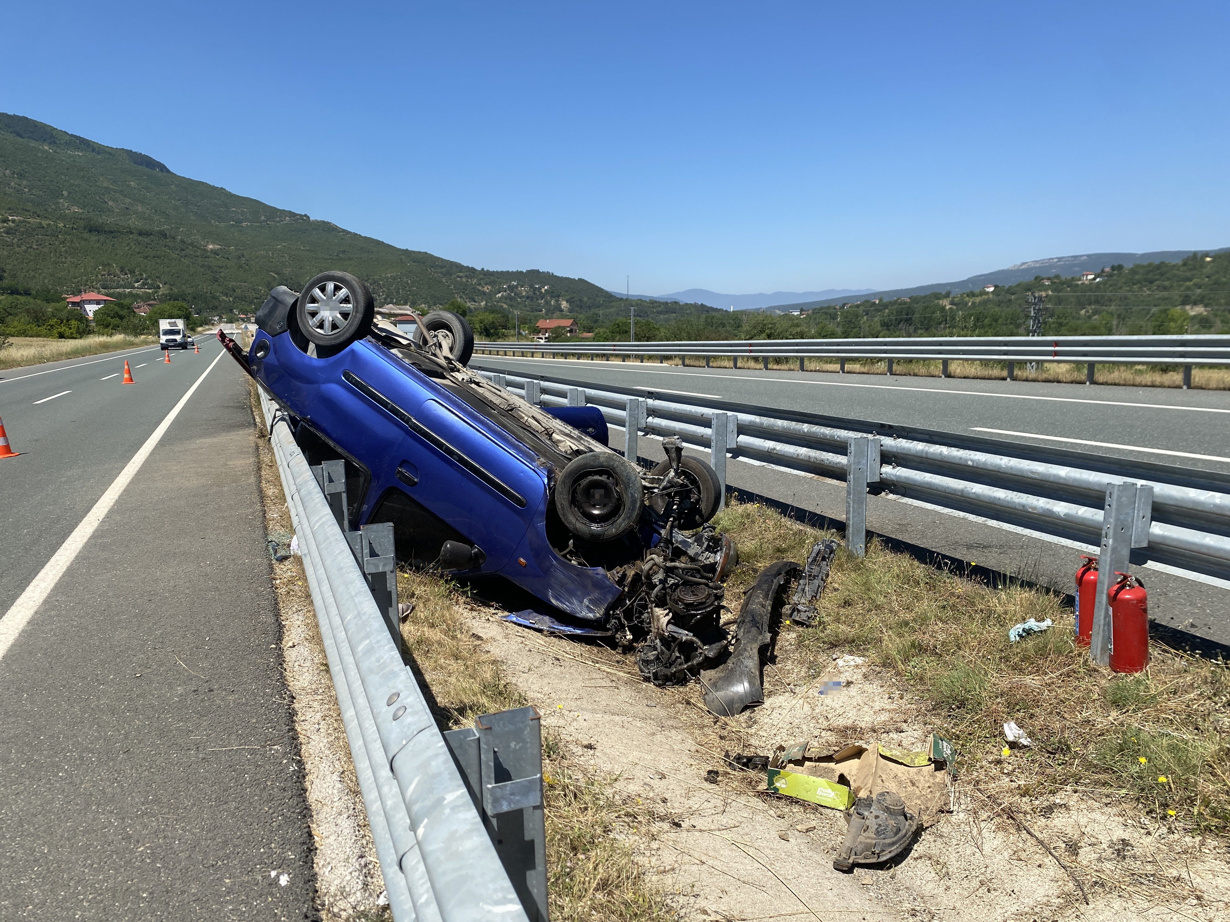 Kastamonu'da Bariyerlere Çarpan Otomobil Ters Döndü 3 Yaralı (2)
