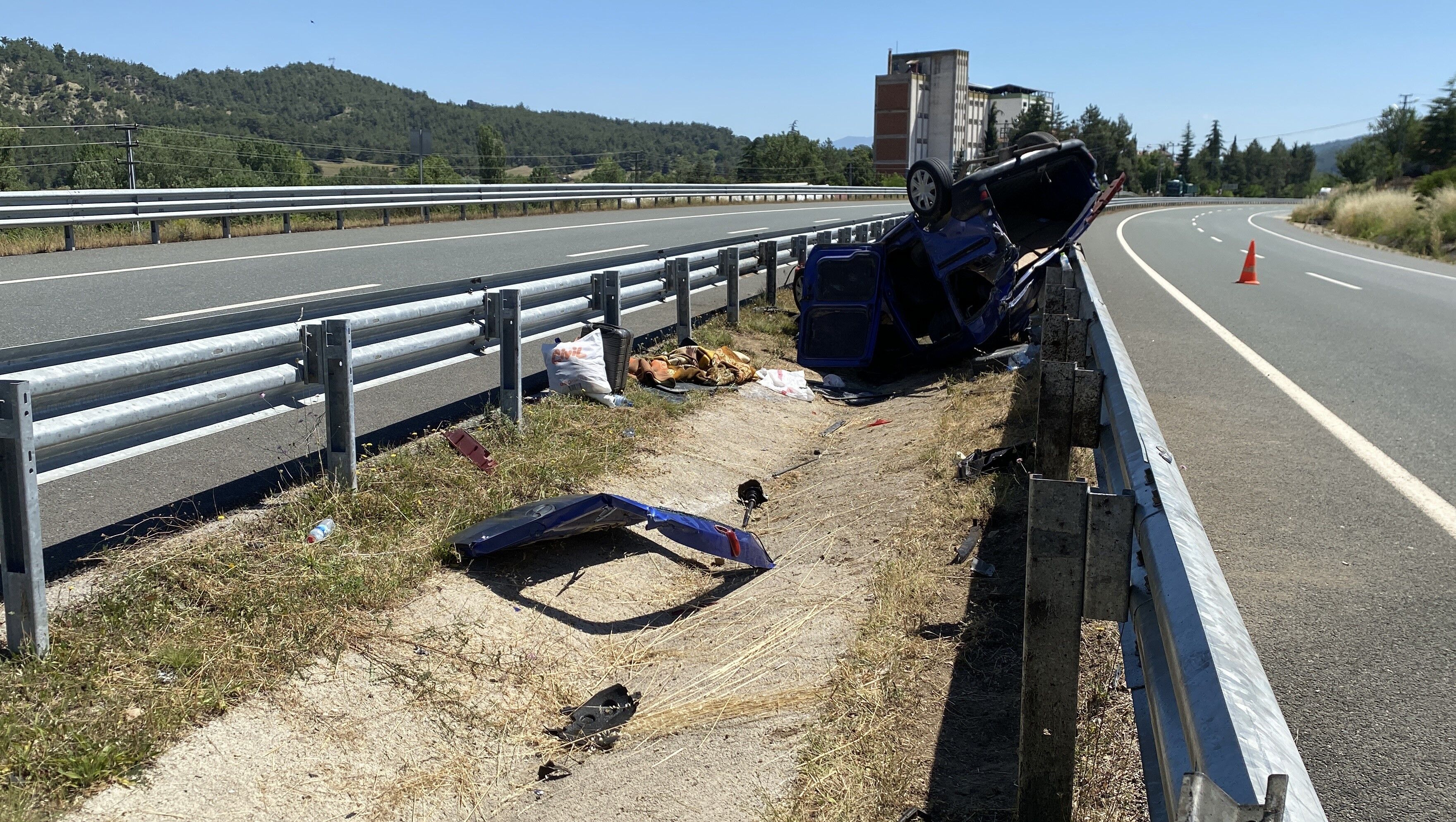 Kastamonu'da Bariyerlere Çarpan Otomobil Ters Döndü 3 Yaralı (3)