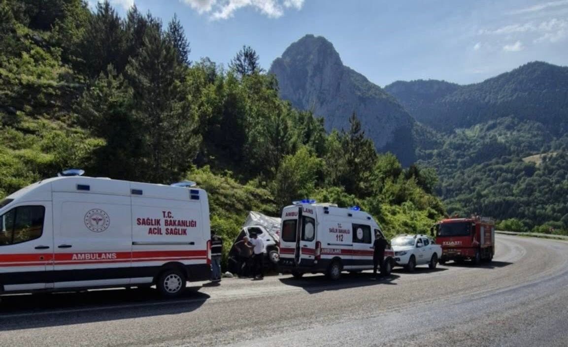 Kastamonu'da Kamyon Şarampole Devrildi 2 Yaralı (1)
