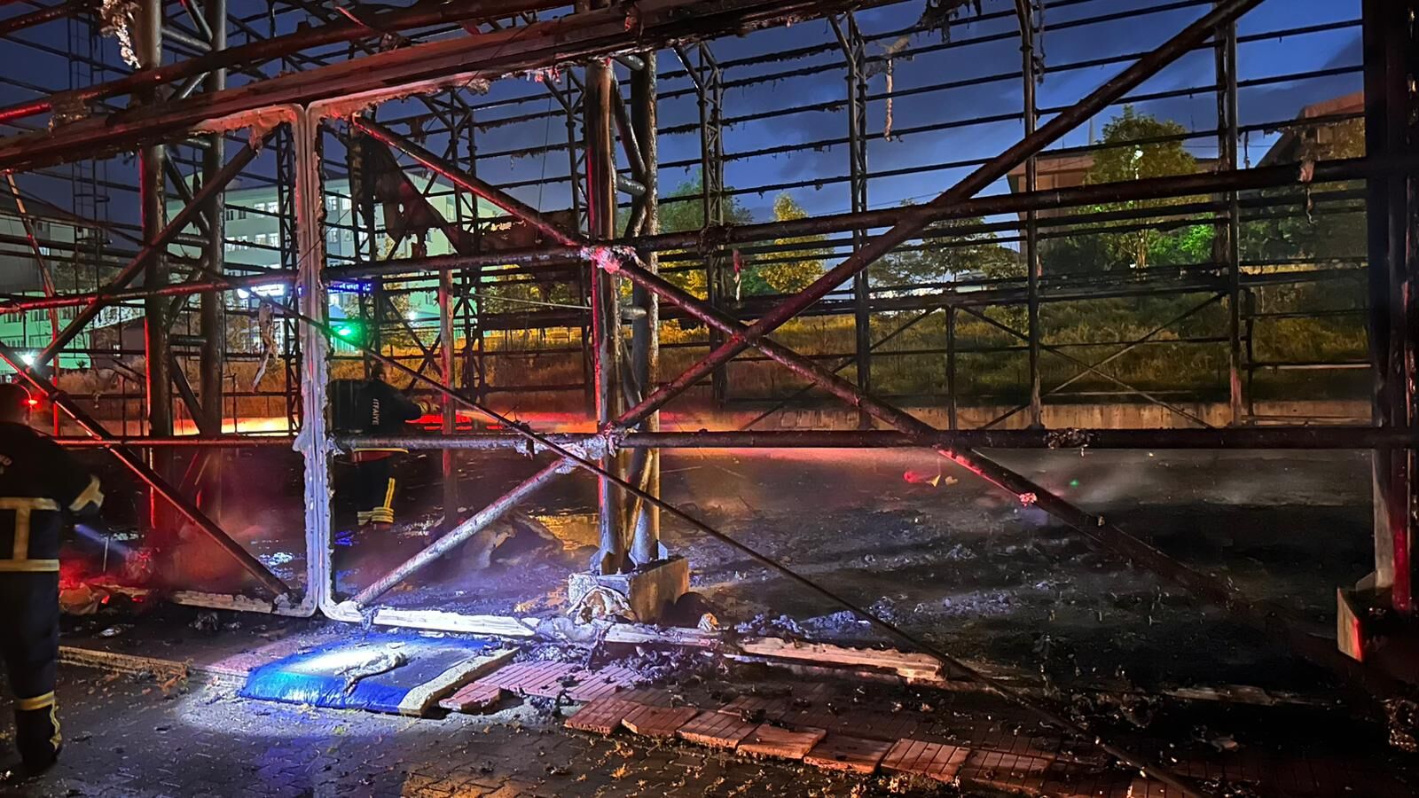 Kastamonu'da Yangın Kontrol Altında Salon Kül Oldu (4)