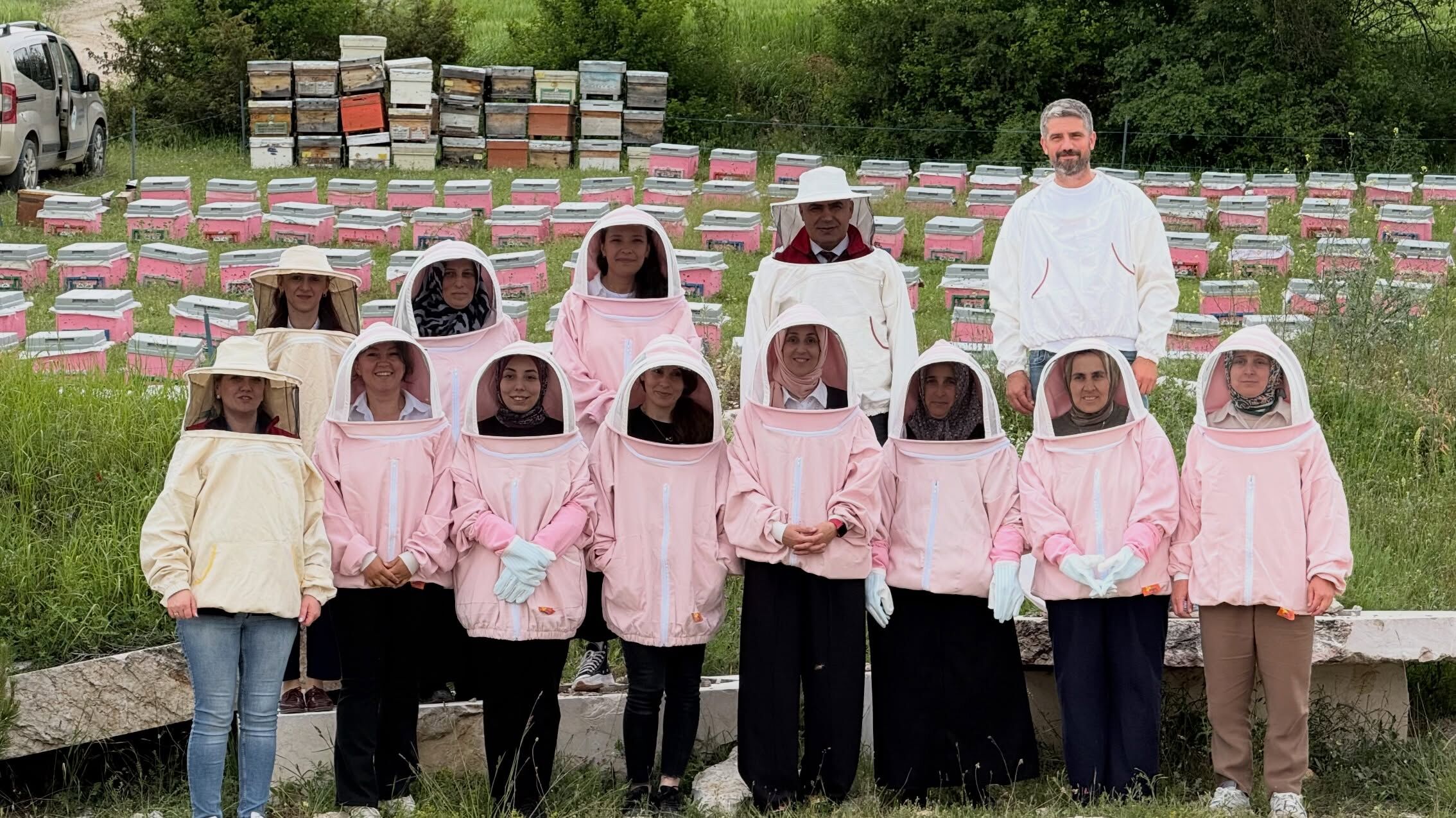Pembe Maskeliler Arı Sutune Basladı (1)