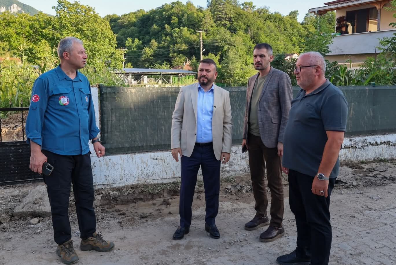 Başkan Candaroğlu Afeti Yaşayan Cide'de (2)