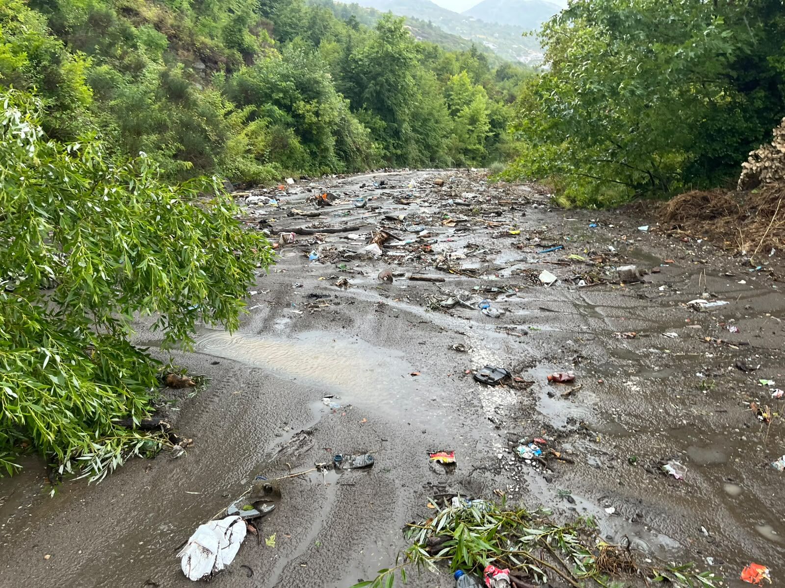 Cide Afeti Yaşıyor Sahil Yolunda Sel Sonrası Heyelan (2)