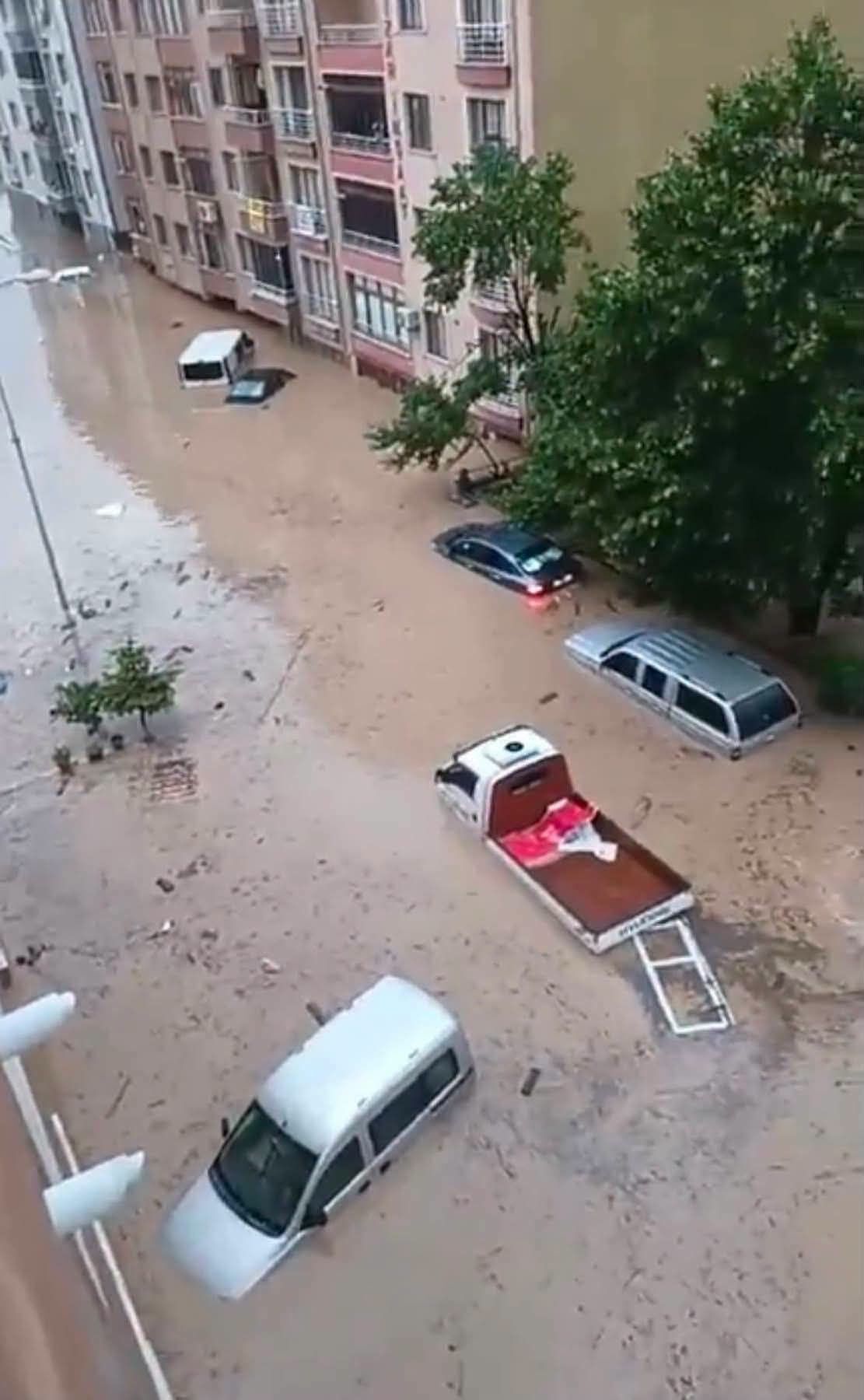 Cide Felaketi Yaşadı Sel Yolları Kapattı, Binaları Su Bastı! (2)