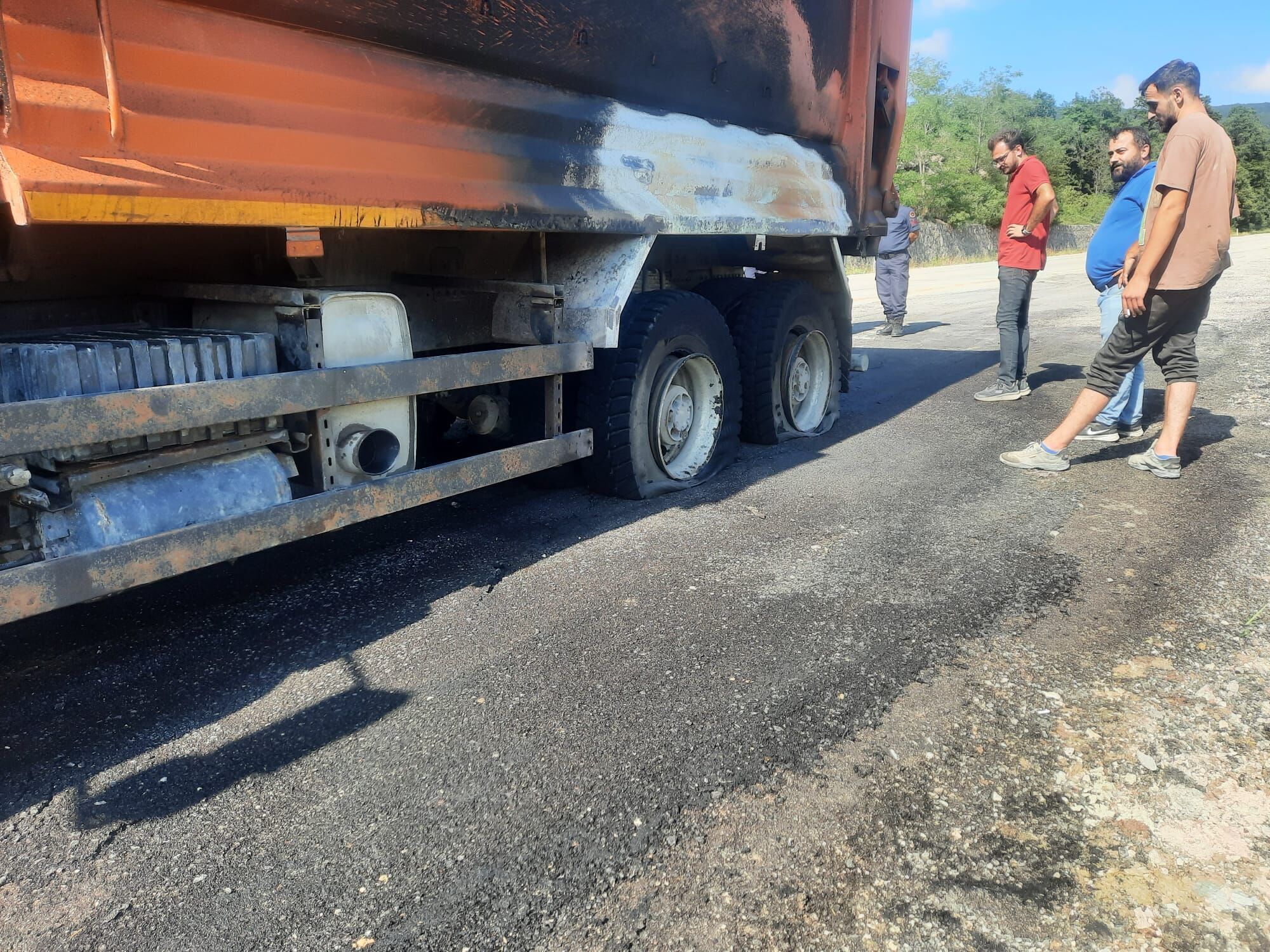 Cide'de Kamyonun Lastikleri Bomba Gibi Patladı (2)
