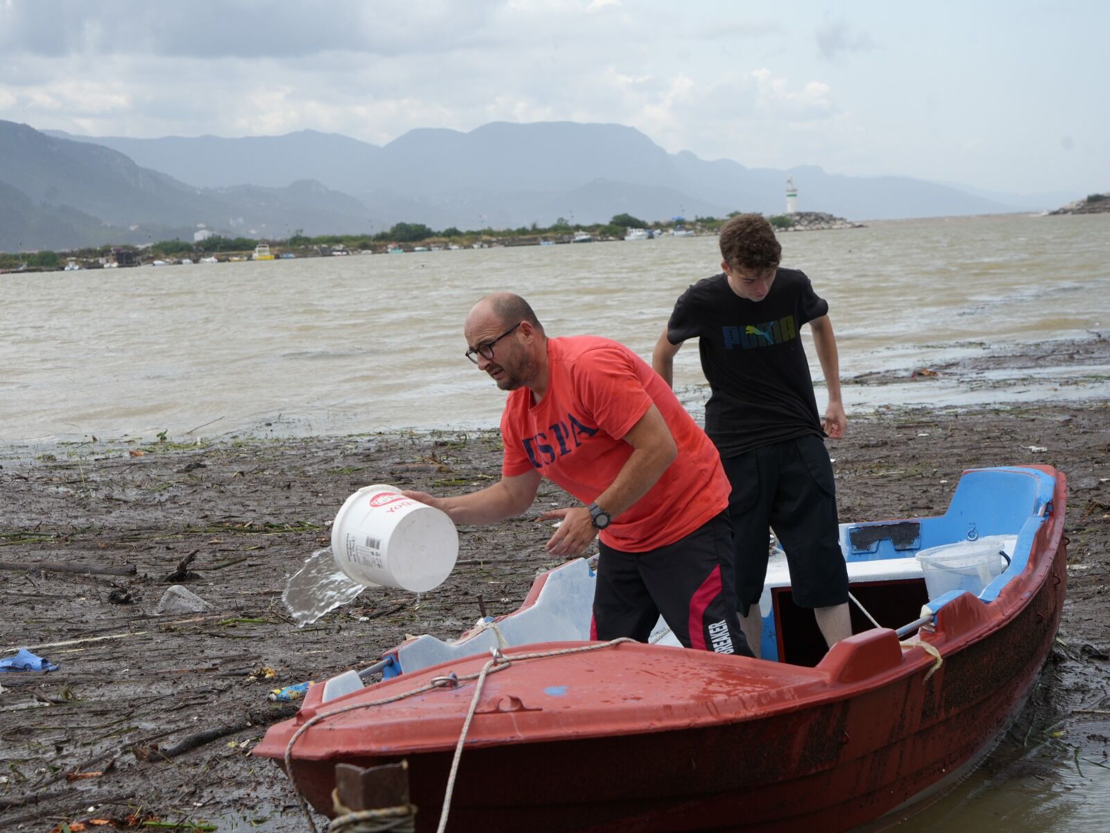 Cide'de Sel Felaketi Denize Yansıdı Liman Odun Yığınlarıyla Doldu (1)