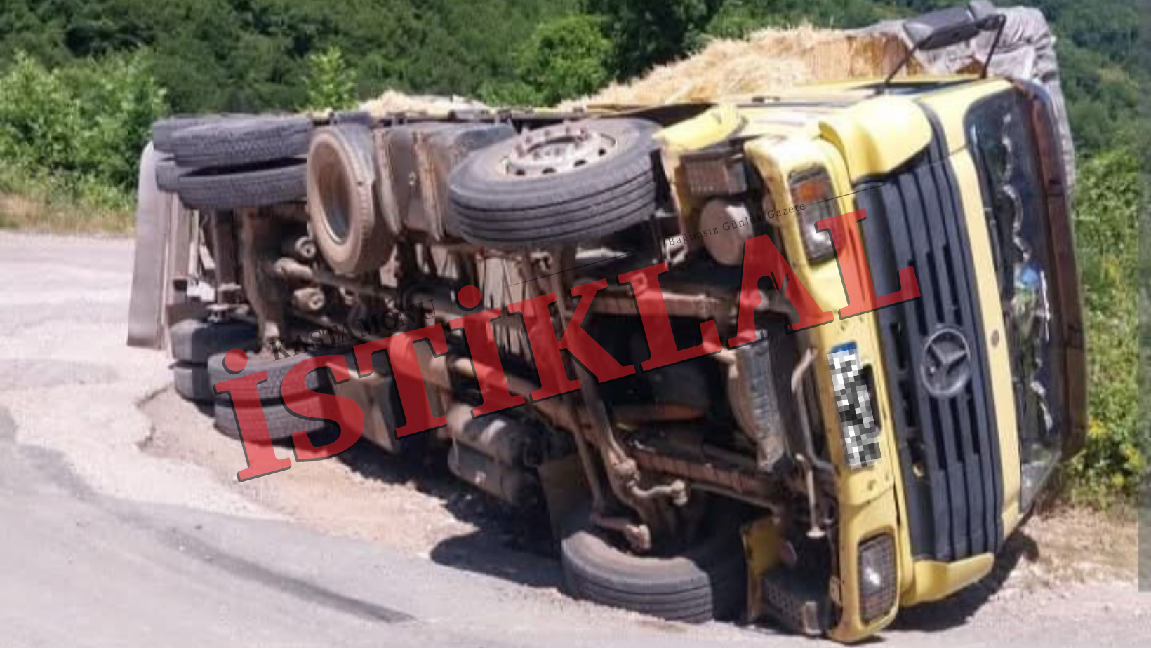 Cide’de Virajı Alamayan Saman Yüklü Kamyon Devrildi (2)