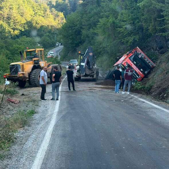 Hafri̇yat Kamyonu Devri̇ldi̇ (2)