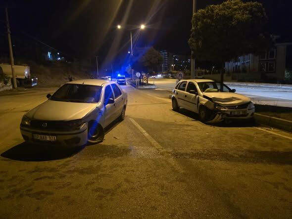 Iki Araç Çarpıştı 2 Yaralı (2)