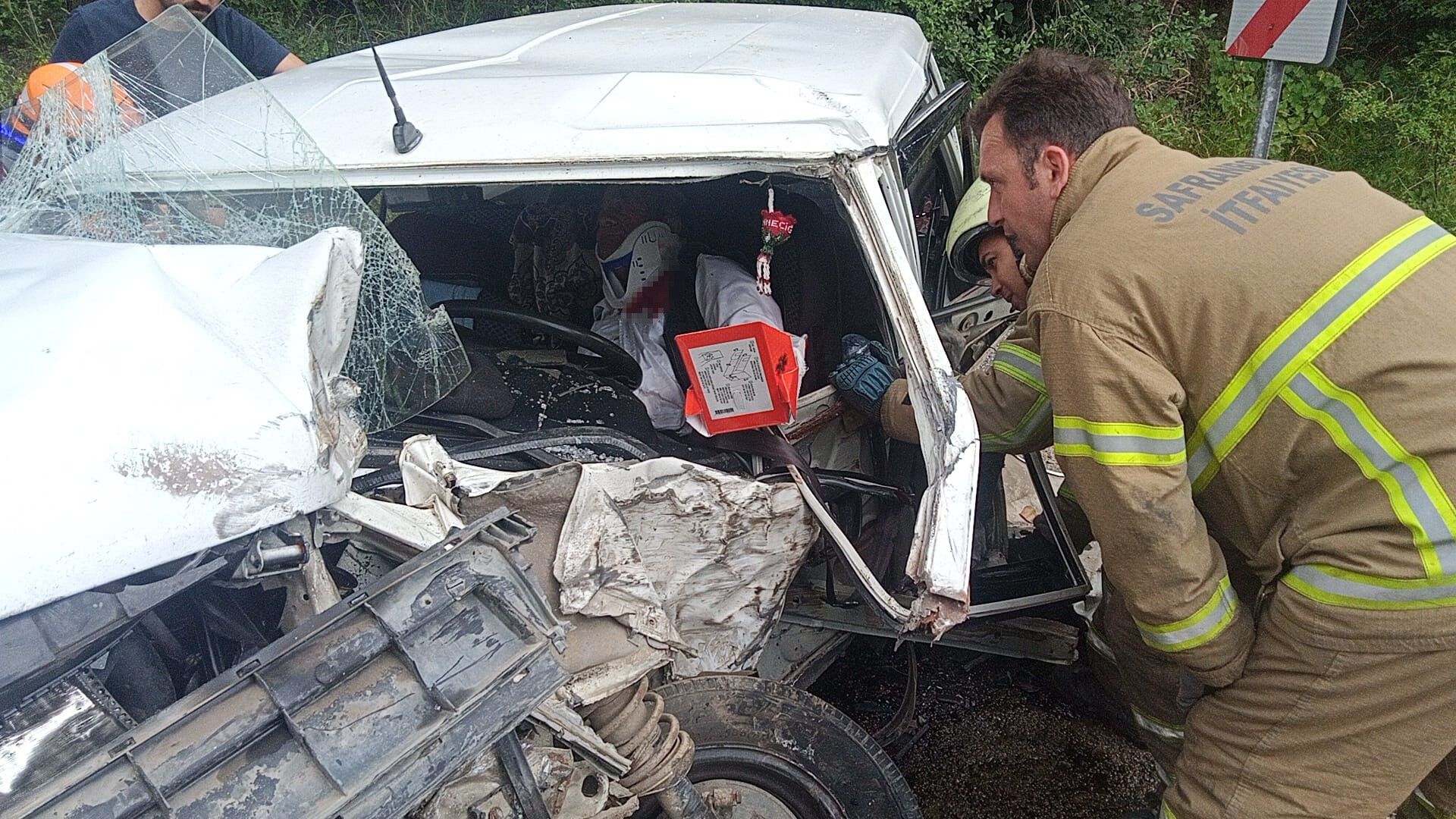 Kastamonu Plakalı Tıra Carptı Otomobil 3 Yaralı (2)