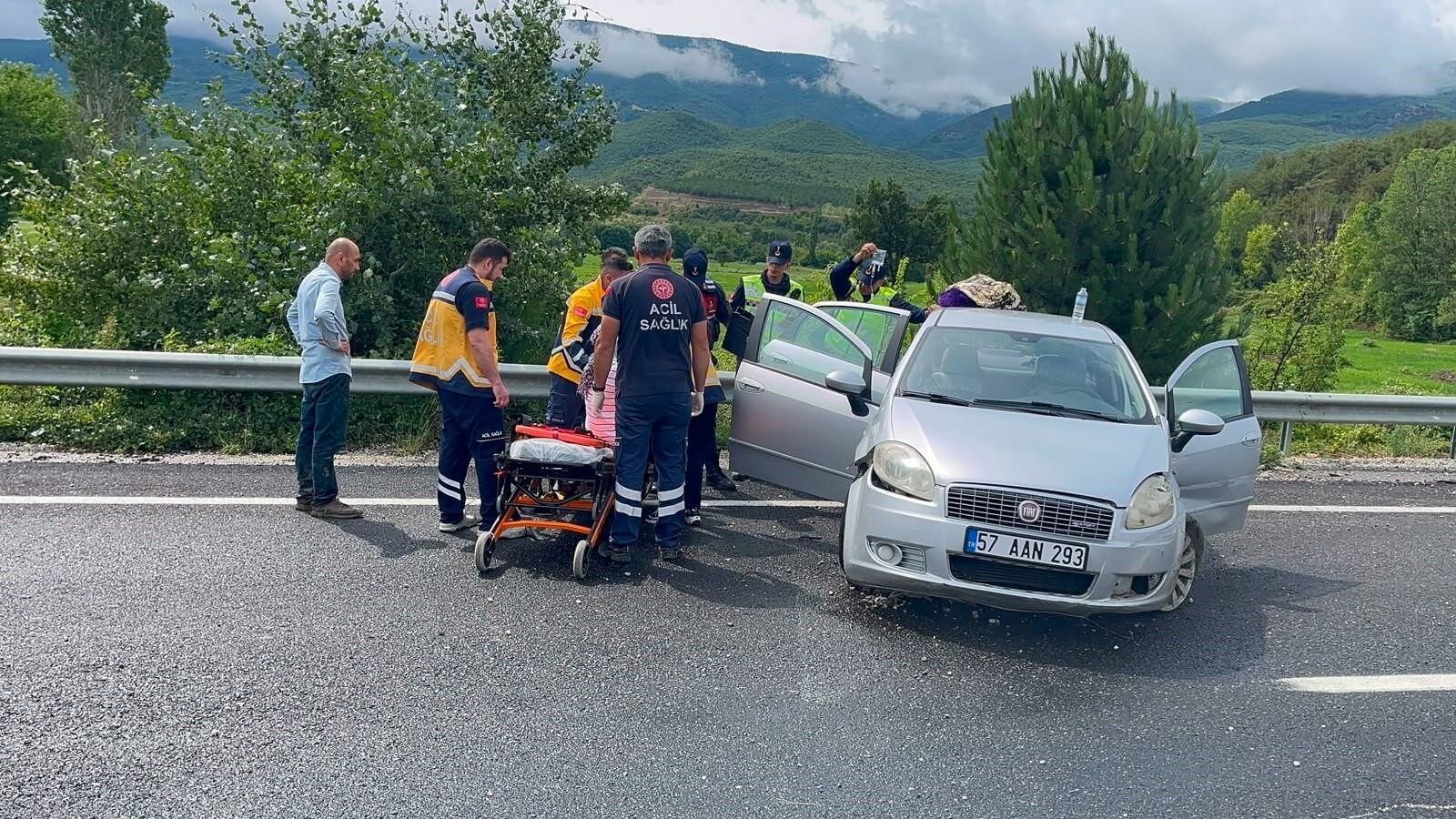 Kastamonu'da Bariyerlere Çarpan Otomobilde 5 Kişi Yaralandı (1)