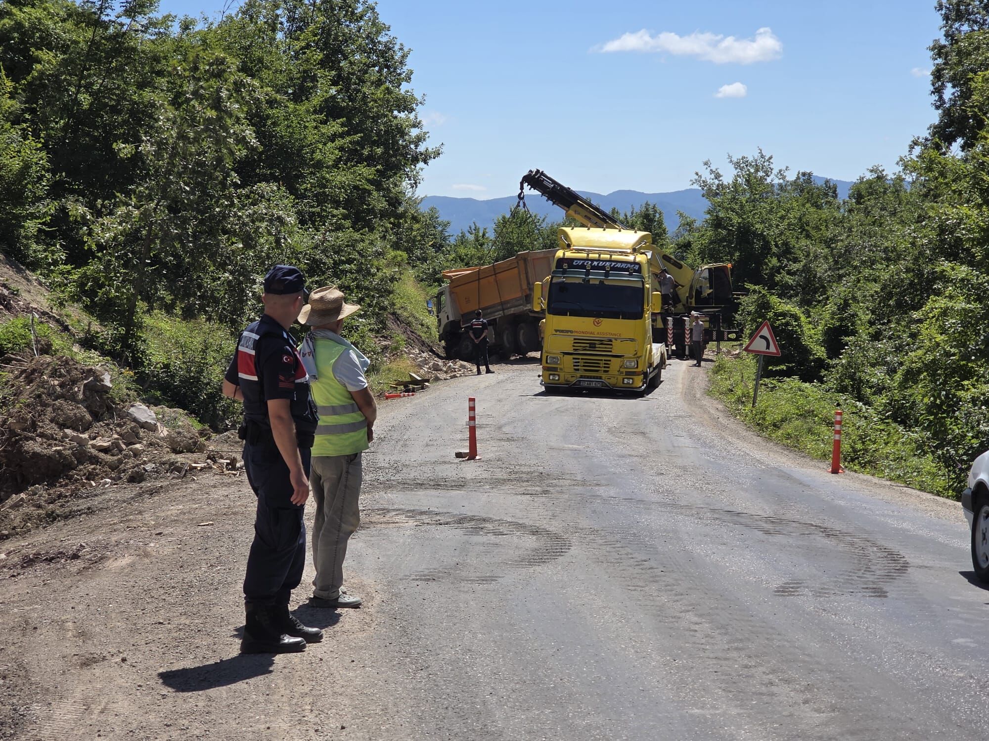 Kastamonu'da Hafriyat Kamyonu Devrildi 1 Yaralı (2)