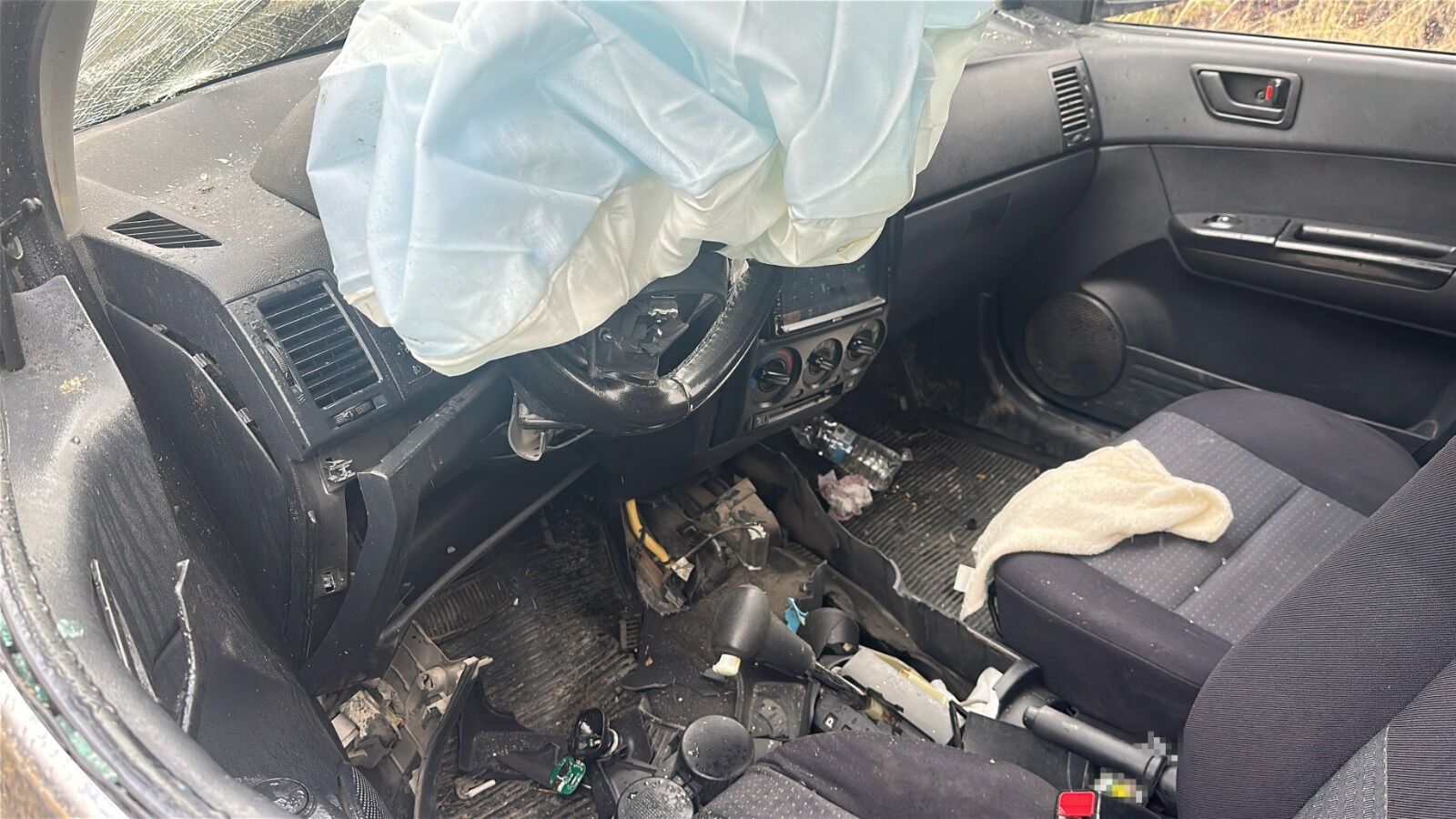 Kastamonu'da Su Birikintisine Kapılan Araç Direğe Çarptı 3 Yaralı (1)