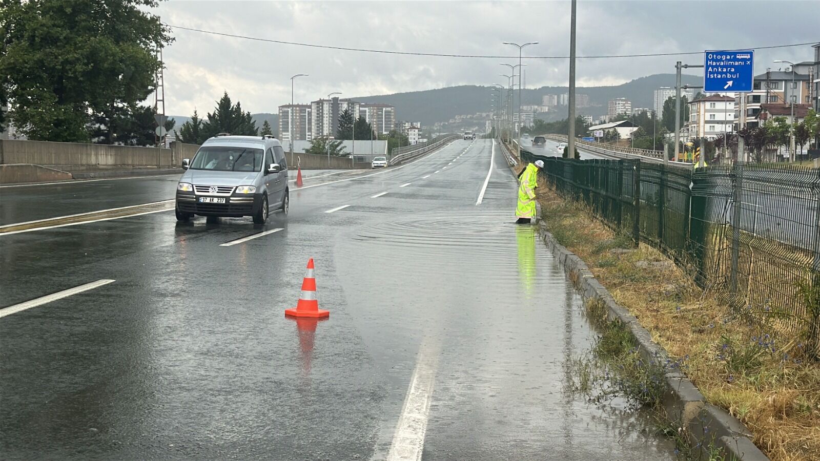 Kastamonu'da Su Birikintisine Kapılan Araç Direğe Çarptı 3 Yaralı (3)