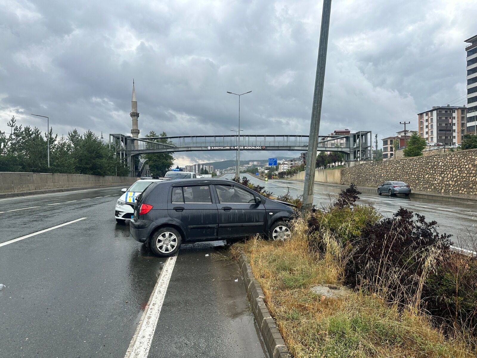 Kastamonu'da Su Birikintisine Kapılan Araç Direğe Çarptı 3 Yaralı (4)
