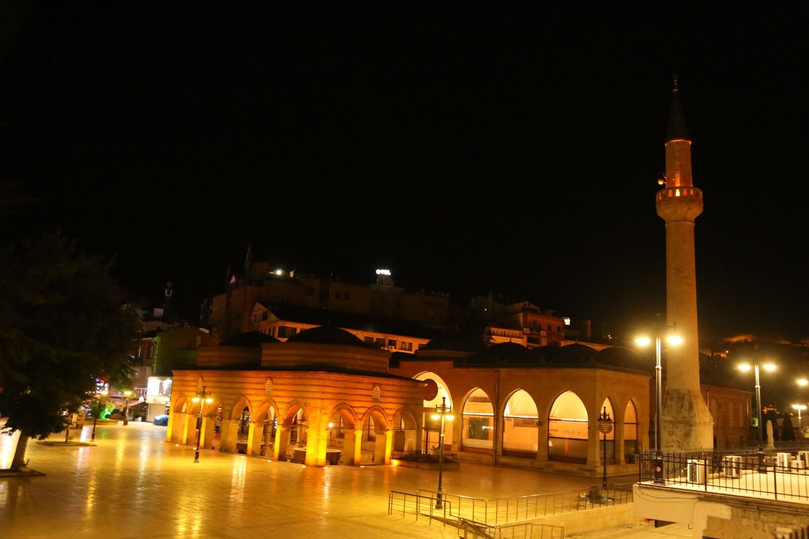 Nasrullah Camii Gece