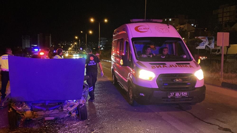 Otomobil Tırın Dorsesine Çarptı 5 Yaralı 1