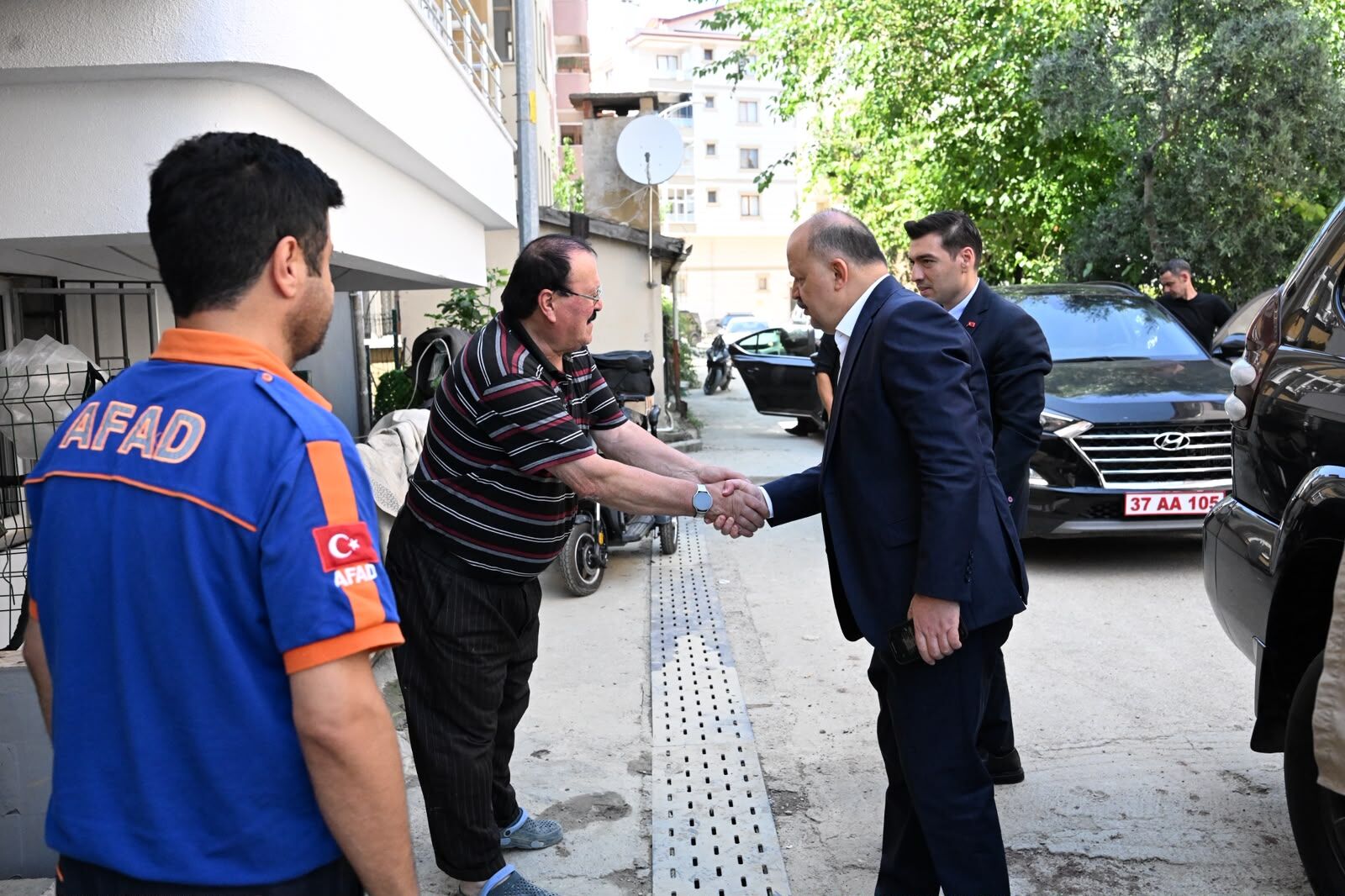 Vali Meftun Dallı Cide’de Sel Sonrası Çalışmaları Yerinde Inceledi (1)