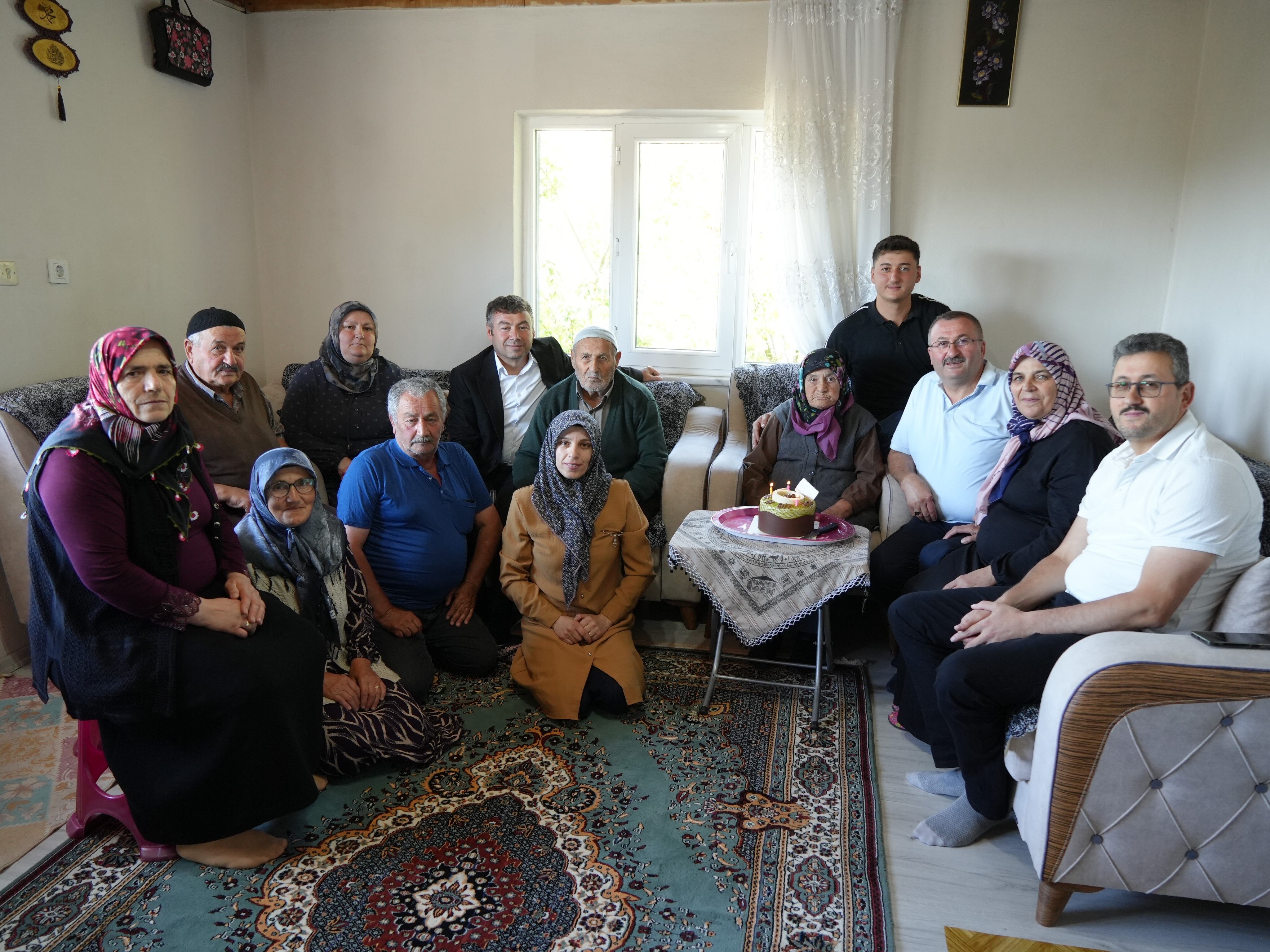 100 Yaşına Giren Atiye Nineye, Davullu Zurnalı Doğumgünü Kutlaması (3)