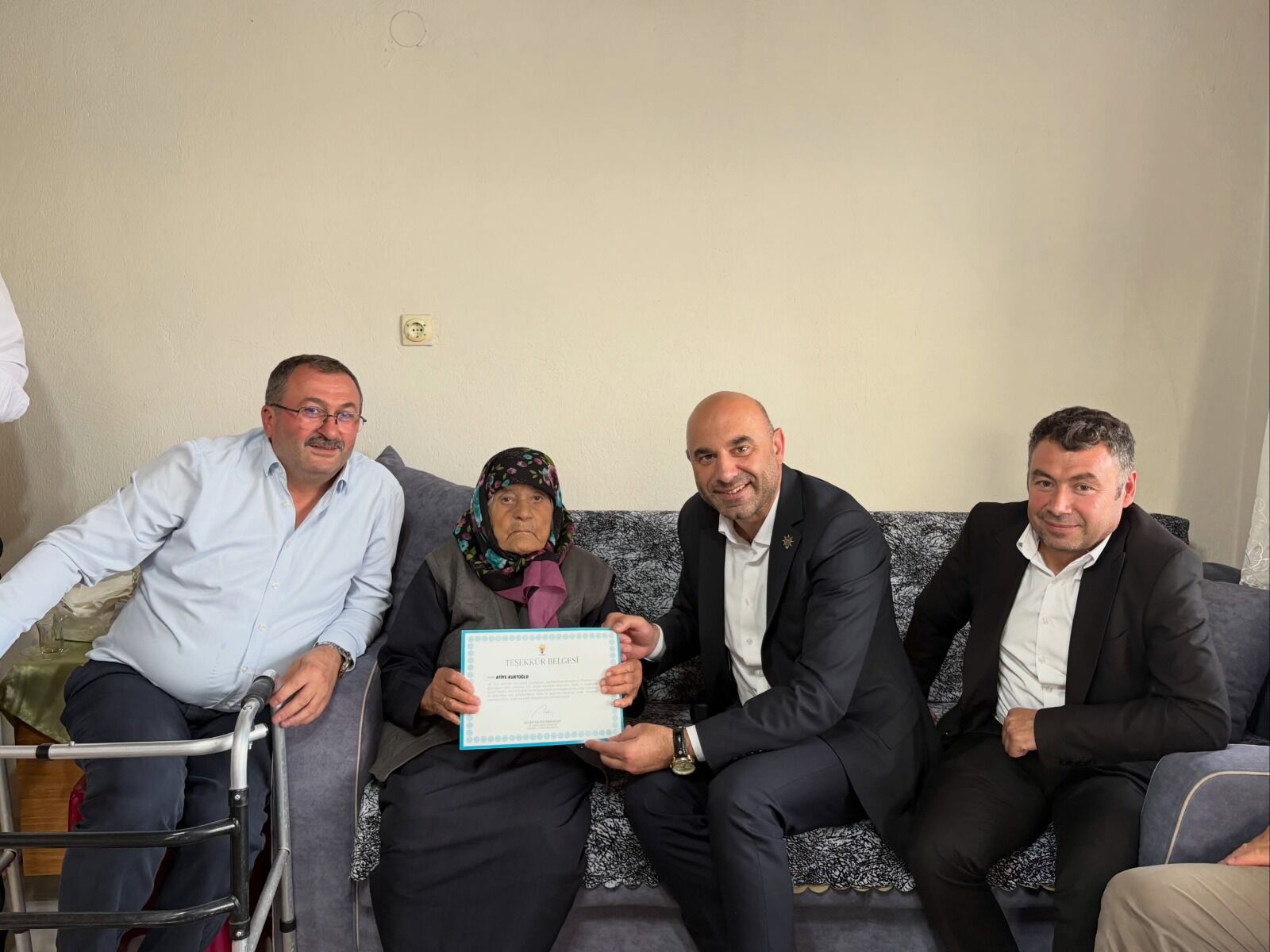 Ak Parti'li Özdemir'den Asırlık Çınara Duygusal Ziyaret (1)