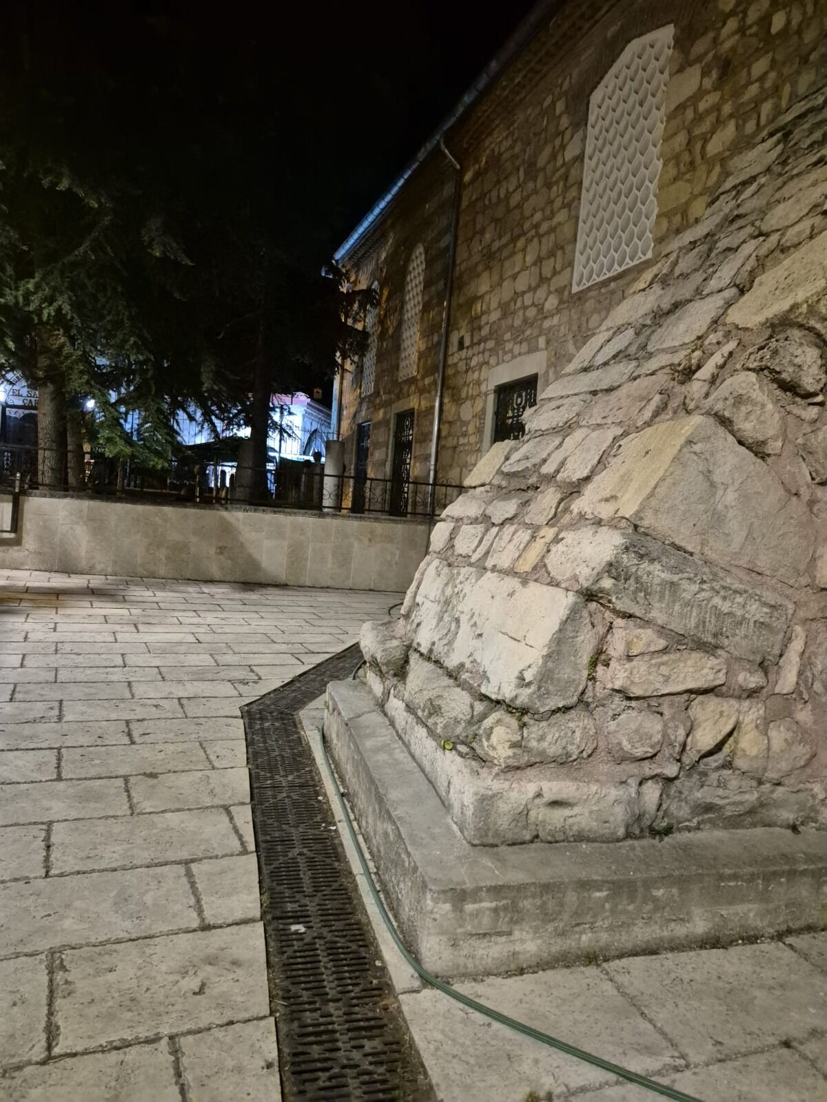 Cemaat Ve Ziyaretçiler Tepkili Nasrullah Camii’nde Koku Çilesi! (2)